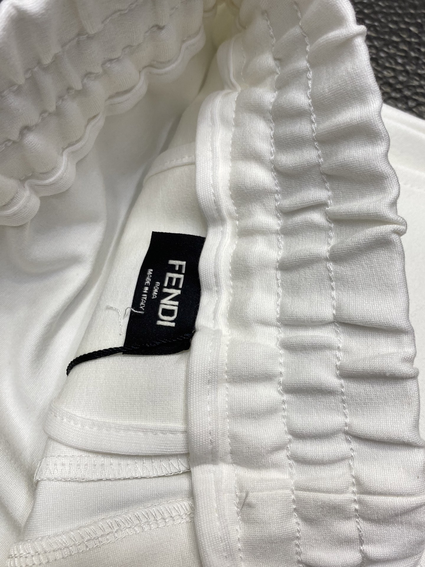 。FENDI芬迪💥独家专供新款短裤🩳高端版本！专柜定制面料 透气舒适度高，细节无可挑剔，品牌元素设计理念