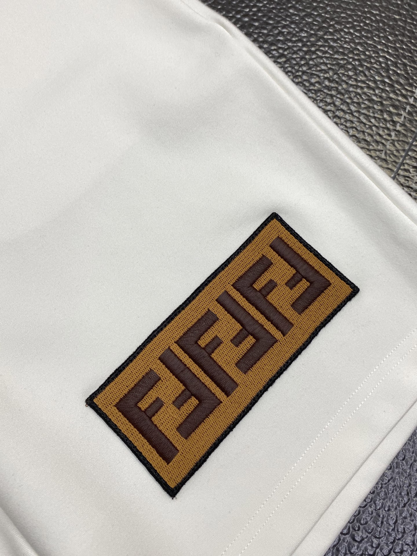 。FENDI芬迪💥独家专供新款短裤🩳高端版本！专柜定制面料 透气舒适度高，细节无可挑剔，品牌元素设计理念