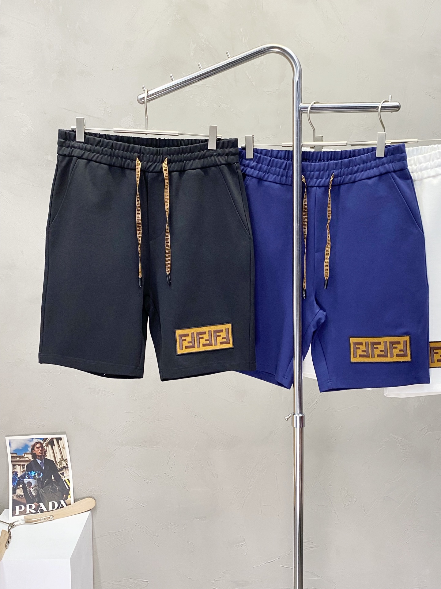 。FENDI芬迪💥独家专供新款短裤🩳高端版本！专柜定制面料 透气舒适度高，细节无可挑剔，品牌元素设计理念