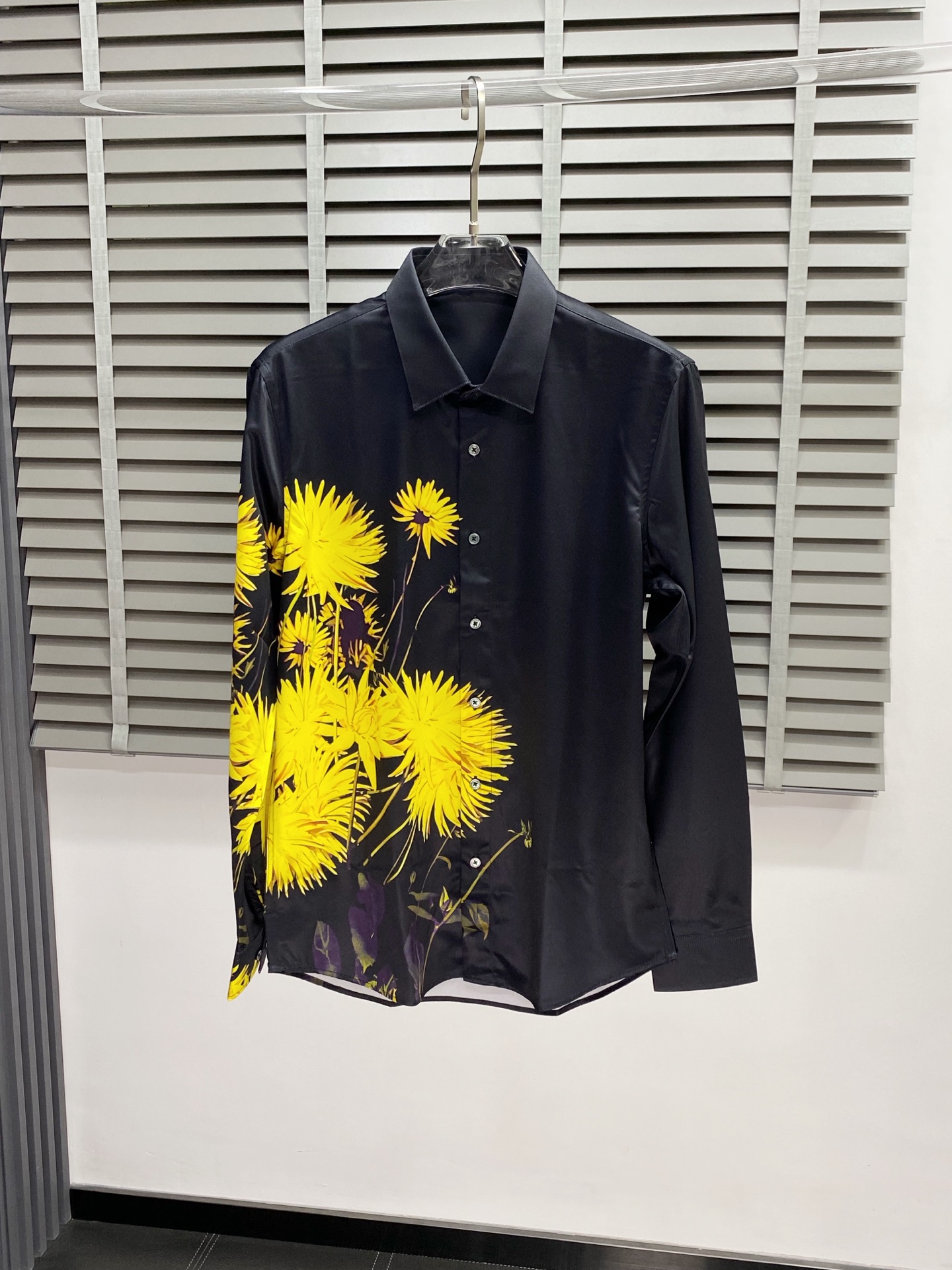 NO:150287,.Prada exclusively offers new men's casual shirts, high-end customization, high-end version, fashionable and versatile imported fabrics, super soft and delicate, skin-friendly and comfortable to wear, high-end boutique, OEM, fine-tuned top-body, very good, men's essential items, three standards, 38-42,,prada,prada,shirts,alexander wang19860909.Prada普拉达独家专供新款男士休闲衬衫 高端定制 高端版本 时尚百搭爆款进口面料 手感超柔软细腻 穿着亲肤舒适 高端精品 代工厂精细做上身非常赞 男士必备单品 三标齐全 码数38-42,,prada,prada,shirts,alexander wang,Men's clothing