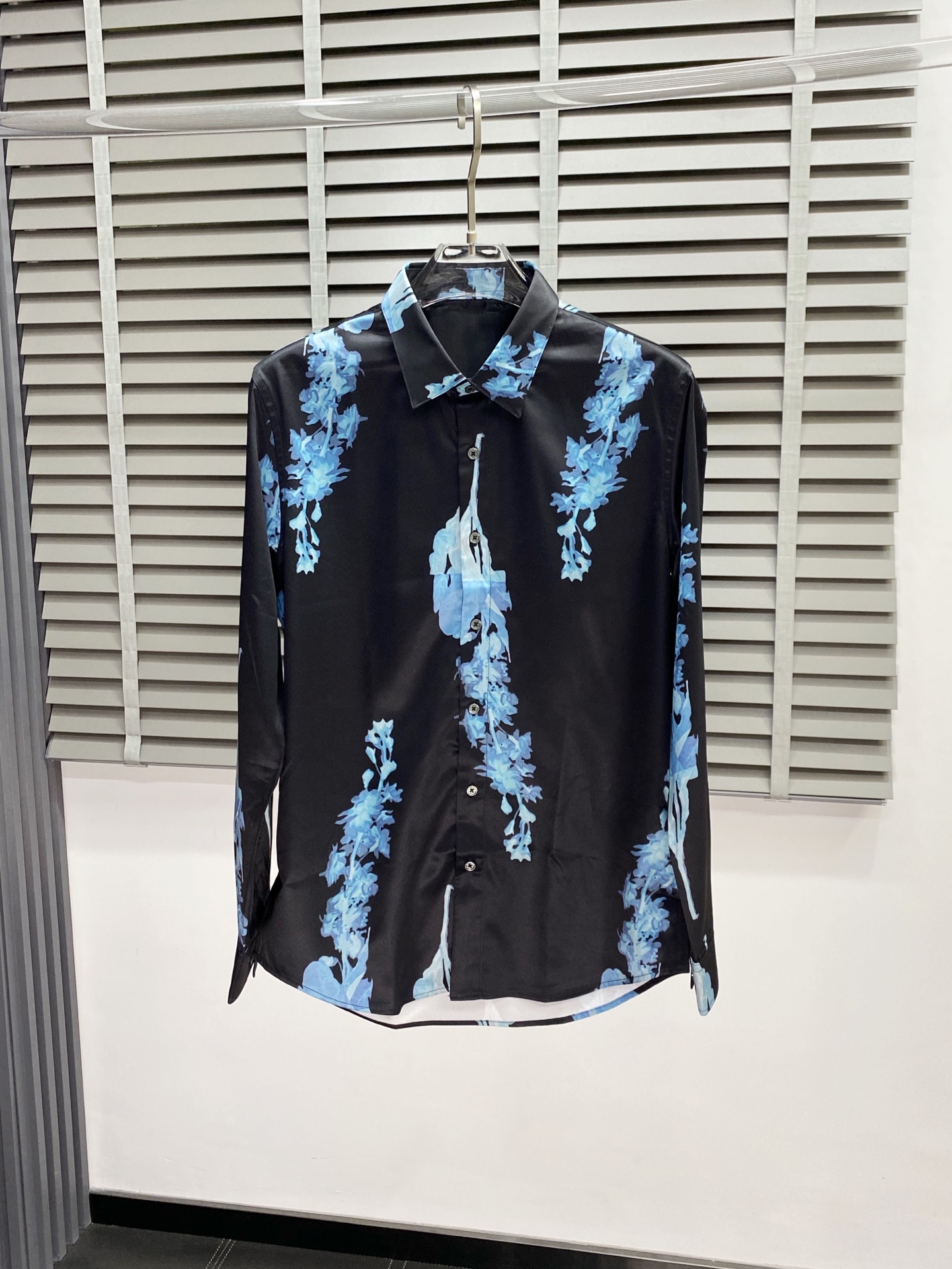 NO:153154,.Givenchy exclusively offers new men's casual shirts, high-end customization, high-end version, fashionable and versatile imported fabrics, super soft and delicate, skin-friendly and comfortable to wear, high-end boutique, OEM, fine-made, very good for the upper body, men's essential items, complete three standards, number of 38-42,, given, given, given, shirts, alexander wang19860909.Givenchy纪梵希独家专供新款男士休闲衬衫 高端定制 高端版本 时尚百搭爆款进口面料 手感超柔软细腻 穿着亲肤舒适 高端精品 代工厂精细做上身非常赞 男士必备单品 三标齐全 码数38-42,,givenchy,givenchy,shirts,alexander wang,Men's clothing