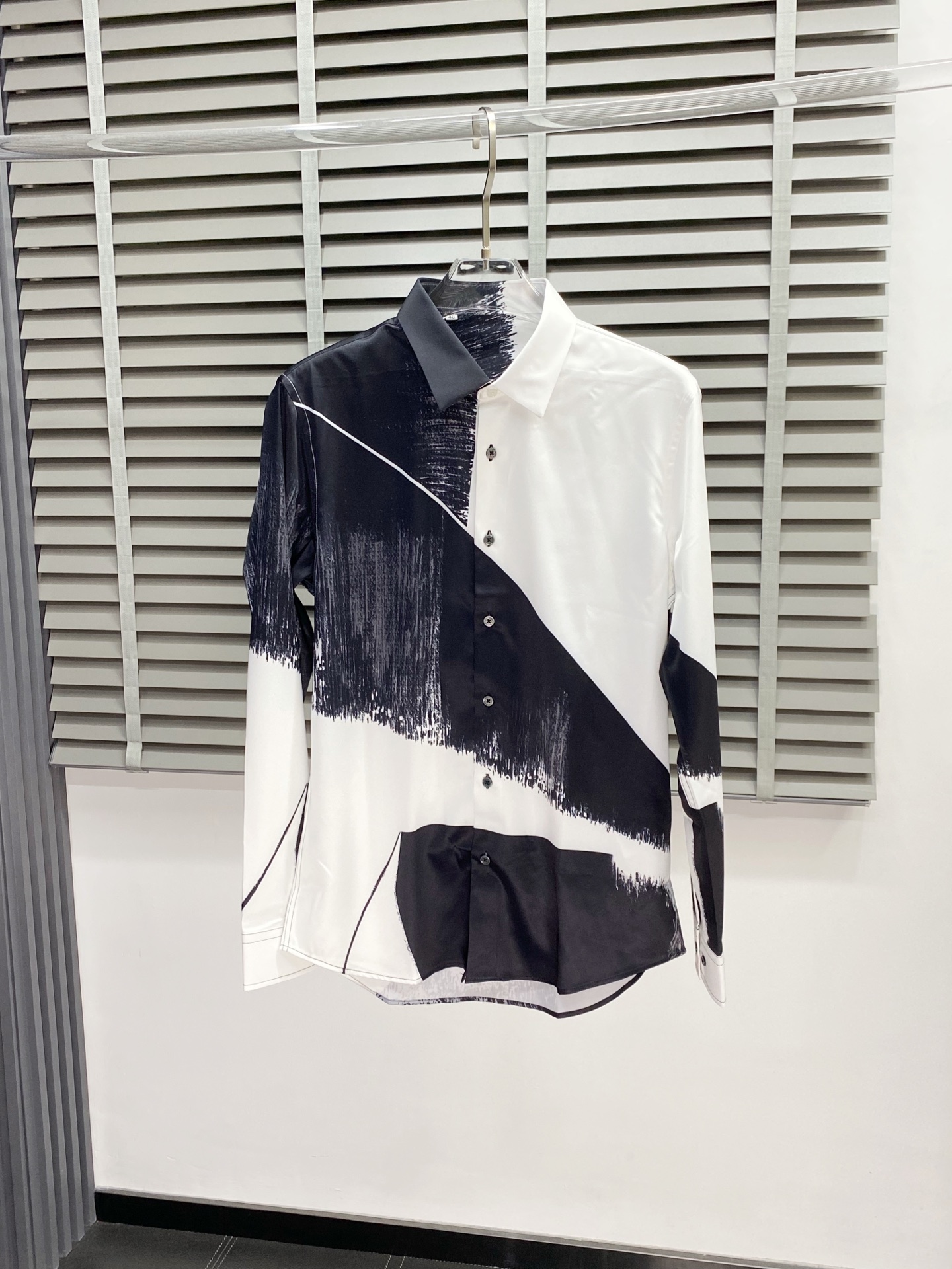 High-End Custom Men’s Leisure Shirt by McQueen: Exclusively Refined and Fashionable.