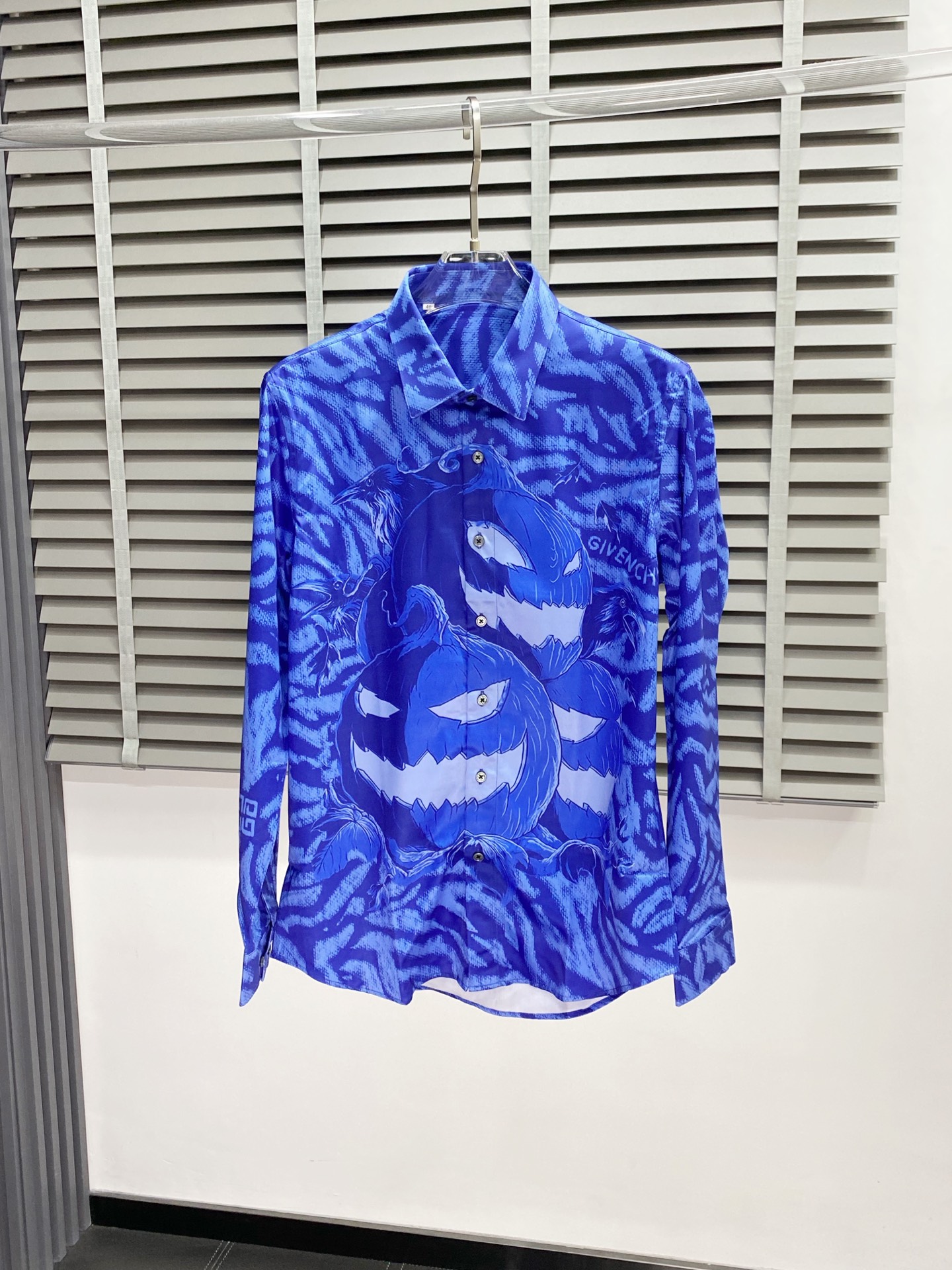 NO:153120,.Givenchy exclusively offers new men's casual shirts, high-end customization, high-end version, fashionable and versatile imported fabrics, super soft and delicate, skin-friendly and comfortable to wear, high-end boutique, OEM, fine-made, very good for the upper body, men's essential items, complete three standards, 38-42,, given, given, given, shirts, alexander wang19860909.Givenchy纪梵希独家专供新款男士休闲衬衫 高端定制 高端版本 时尚百搭爆款进口面料 手感超柔软细腻 穿着亲肤舒适 高端精品 代工厂精细做上身非常赞 男士必备单品 三标齐全 码数38-42,,givenchy,givenchy,shirts,alexander wang,Men's clothing