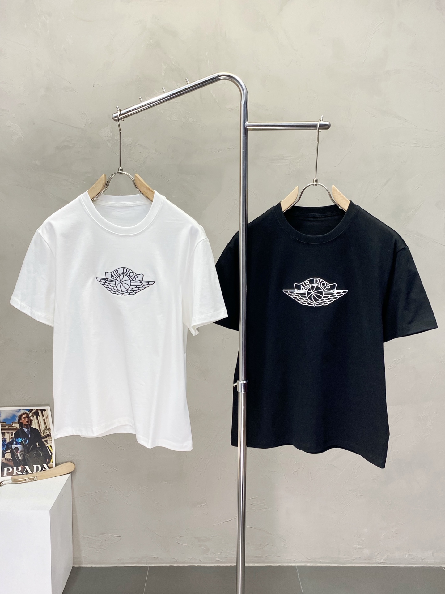 NO:150198,.Dior exclusively offers new original single men's casual short sleeves, high-end customization, high-end version, fashionable and versatile imported fabric, super soft and delicate, skin-friendly and comfortable to wear, high-end boutique, OEM, fine production, very good for the top body, men's essential items, three standards, M-3XL,,dior,dior,T-shirt,alexander wang19860909.Dior迪奥独家专供新款原单男士休闲短袖 高端定制 高端版本 时尚百搭爆款进口面料 手感超柔软细腻 穿着亲肤舒适 高端精品 代工厂精细做上身非常赞 男士必备单品 三标齐全 码数M-3XL,,dior,dior,T-shirt,alexander wang,Men's clothing