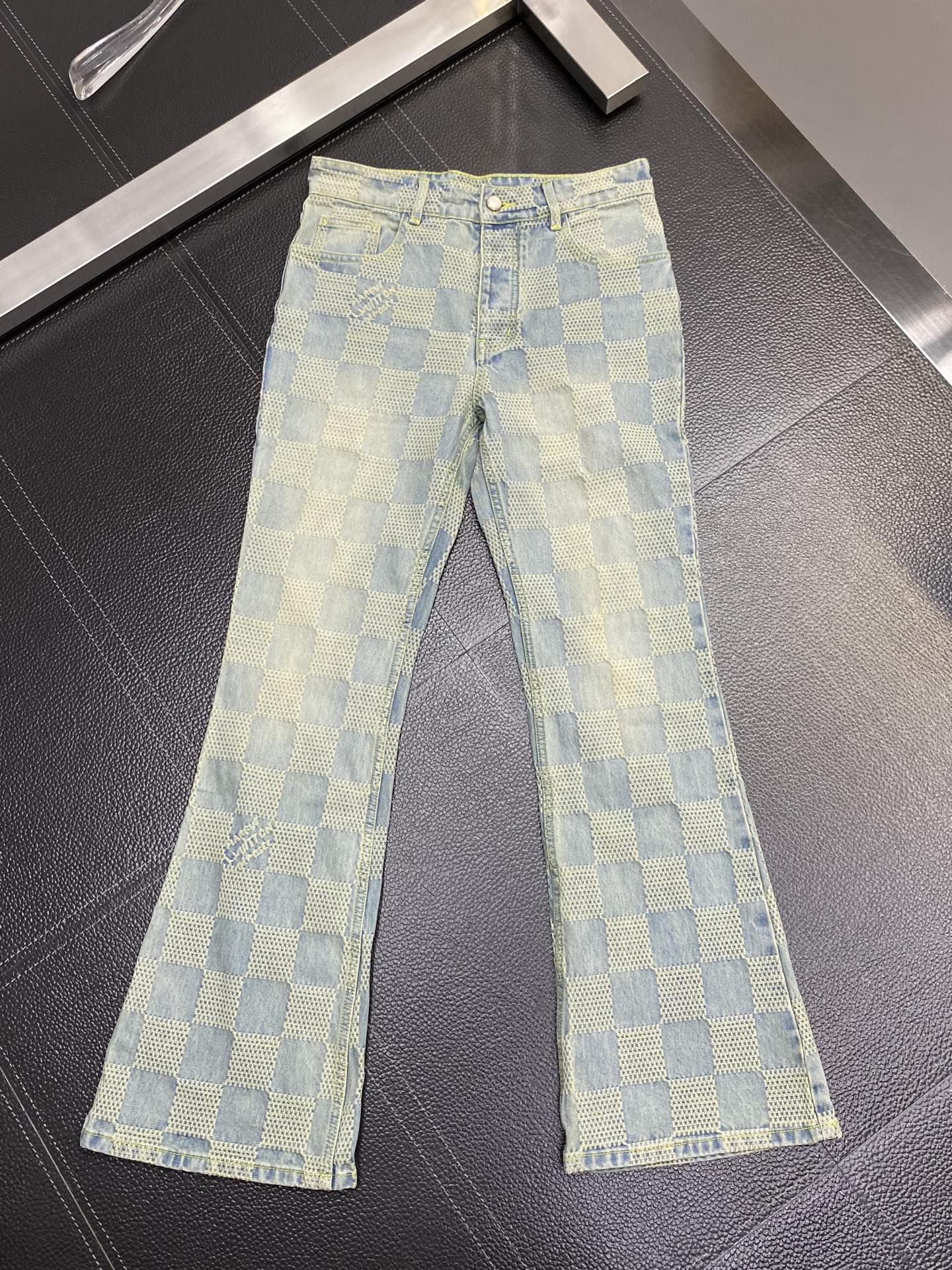 。Louis Vuitton路易威登💥独家专供新款休闲微喇牛仔裤👖高端版本！棋盘格设计 专柜定制面料 透