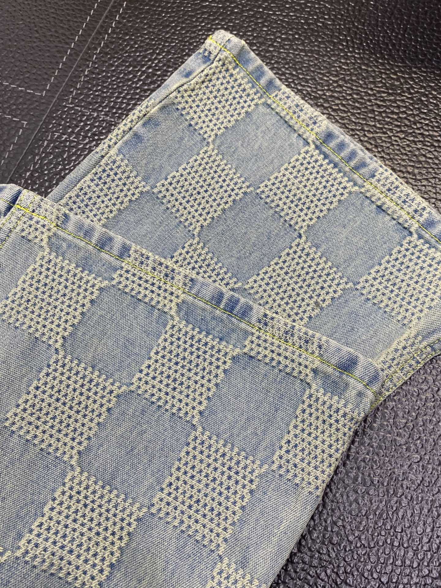 。Louis Vuitton路易威登💥独家专供新款休闲微喇牛仔裤👖高端版本！棋盘格设计 专柜定制面料 透