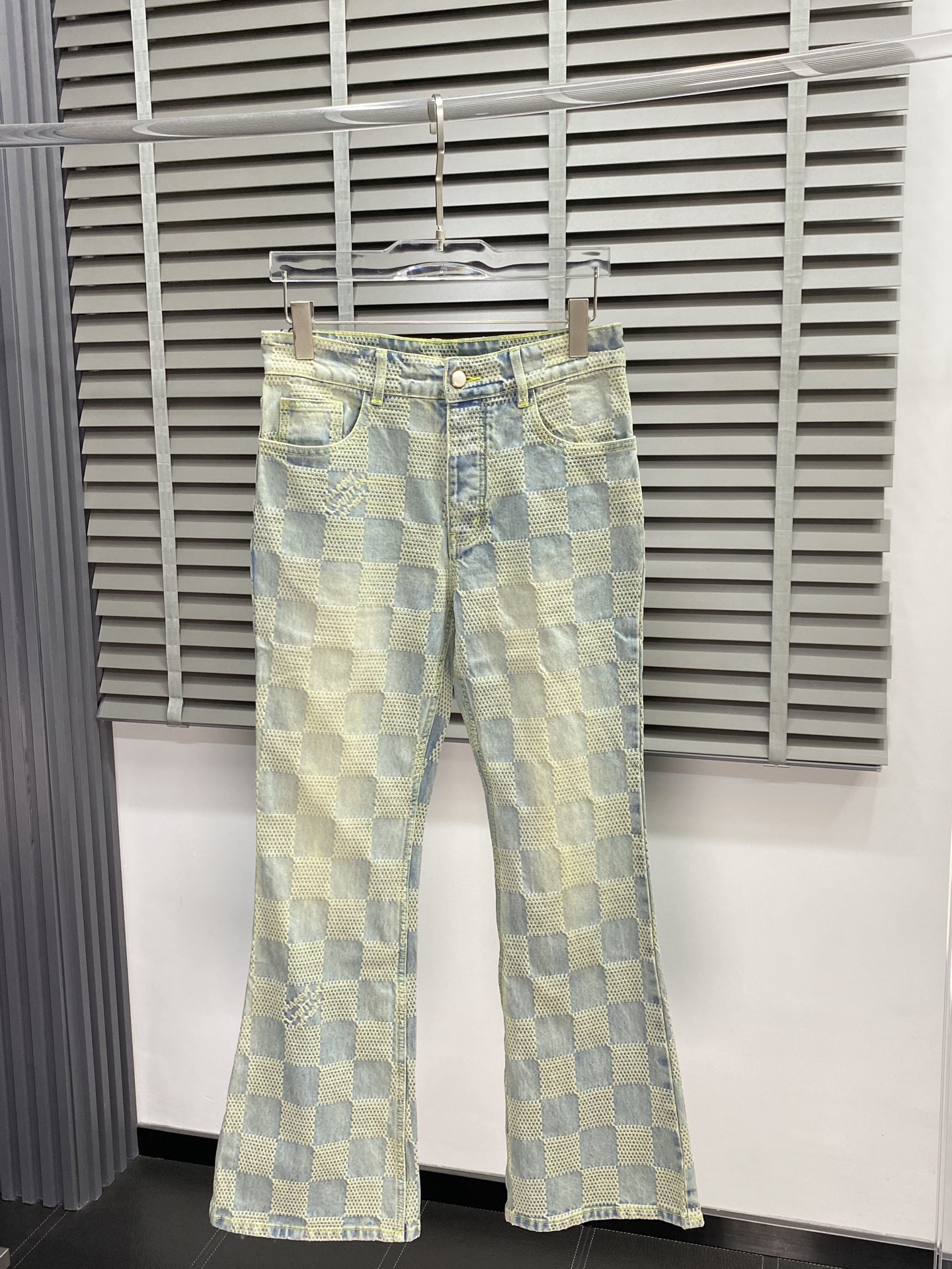 NO:150262,.Louis Vuitton exclusively offers the new casual jeans high-end version!  Checkerboard design, custom-made fabric for counter, breathable and comfortable, impeccable details, brand element design concept, reflecting high quality. It feels delicate and soft!  It is casually cut, with a great upper body style!  Count 30.31.32.33,,louis vuitton,louis vuitton,jeans,alexander wang19860909.Louis Vuitton路易威登独家专供新款休闲微喇牛仔裤高端版本！棋盘格设计 专柜定制面料 透气舒适度高,细节无可挑剔,品牌元素设计理念,体现高品质.手感细腻柔软！呈现休闲裁剪,上身版型超赞！码数30.31.32.33,,louis vuitton,louis vuitton,jeans,alexander wang,Men's clothing