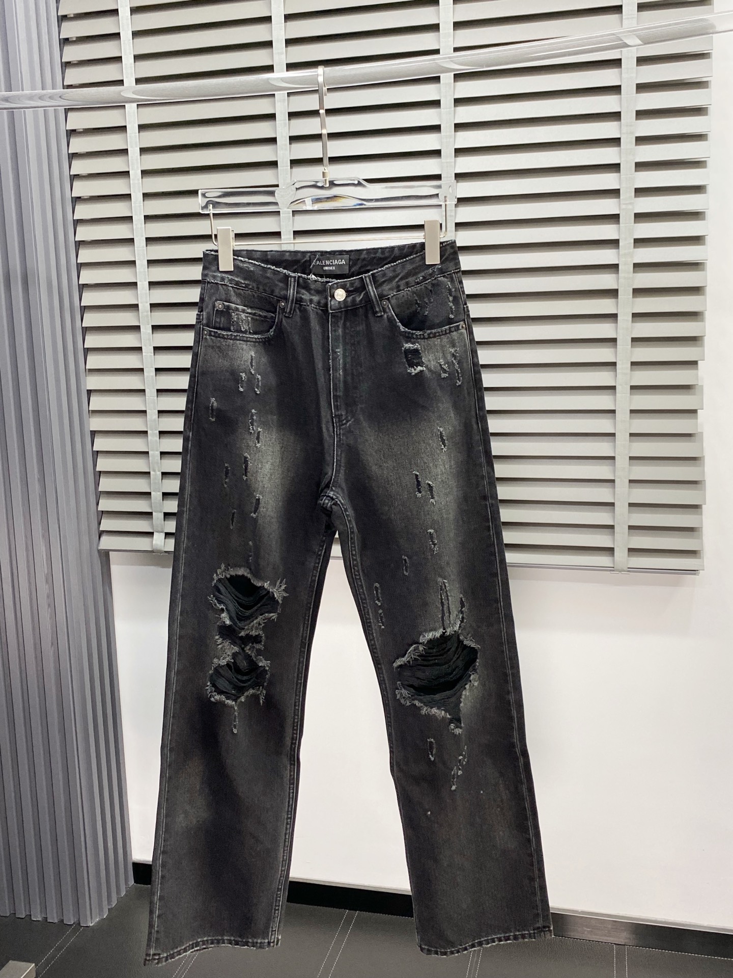 NO:150255,.Balenciga exclusively offers new casual ripped jeans high-end version!  Mud dyeing, destruction and wear design, custom-made fabric for counter, breathable and comfortable, impeccable details, brand element design concept, reflecting high quality. It feels delicate and soft!  It is casually cut, with a great upper body style!  Code number XS-L, balenciaga, balenciaga, jeans, alexander wang19860909.Balenciga巴黎世家独家专供新款休闲破洞牛仔裤高端版本！泥染破坏磨破设计 专柜定制面料 透气舒适度高,细节无可挑剔,品牌元素设计理念,体现高品质.手感细腻柔软！呈现休闲裁剪,上身版型超赞！码数XS-L,,balenciaga,balenciaga,jeans,alexander wang,Men's clothing