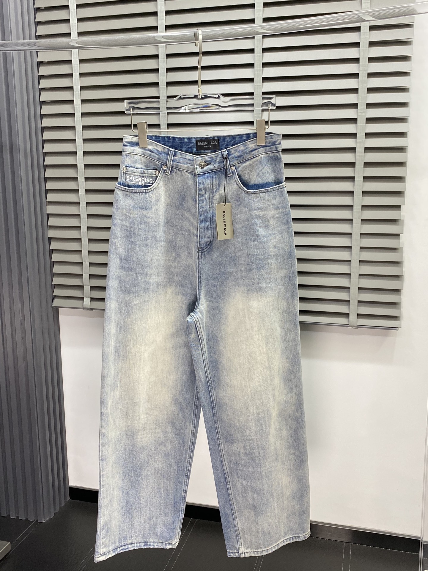 NO:150268,.Balenciga exclusively offers new casual wide-leg jeans high-end version!  Wrinkled wide-leg design, custom-made fabric for counter, breathable and comfortable, impeccable details, brand element design concept, reflecting high quality. It feels delicate and soft!  It is casually cut, with a great upper body style!  Code number XS-L, balenciaga, balenciaga, jeans, alexander wang19860909.Balenciga巴黎世家独家专供新款休闲阔腿牛仔裤高端版本！褶皱阔腿设计 专柜定制面料 透气舒适度高,细节无可挑剔,品牌元素设计理念,体现高品质.手感细腻柔软！呈现休闲裁剪,上身版型超赞！码数XS-L,,balenciaga,balenciaga,jeans,alexander wang,Men's clothing