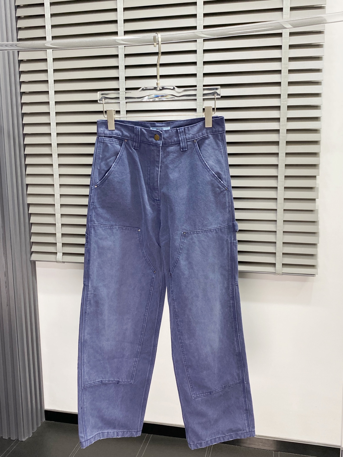 NO:150273,.Prada exclusively offers new casual work jeans high-end version!  Customized fabrics for counters are breathable and comfortable, with impeccable details, and the brand element design concept reflects high quality. The feel is delicate and soft!  It is casually cut, with a great upper body style!  Count 36.38.40.42, prada, prada, jeans, alexander wang19860909.Prada普拉达独家专供新款休闲工装牛仔裤高端版本！专柜定制面料 透气舒适度高,细节无可挑剔,品牌元素设计理念,体现高品质.手感细腻柔软！呈现休闲裁剪,上身版型超赞！码数36.38.40.42,,prada,prada,jeans,alexander wang,Men's clothing