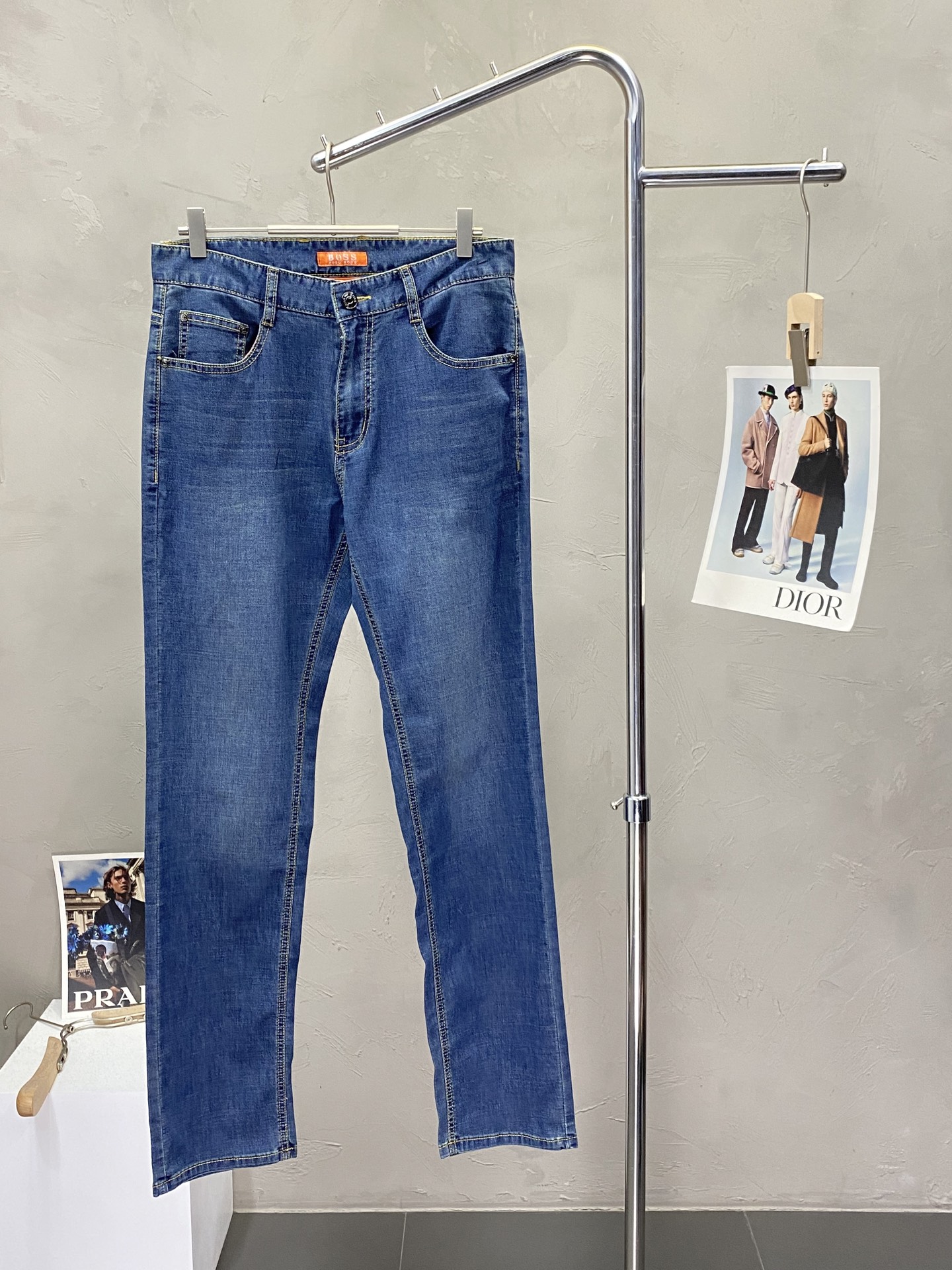 NO:153088,.HUGO BOSS exclusively offers the new high-end version of jeans!  Customized fabrics for counters are breathable and comfortable, with impeccable details, and the brand element design concept reflects high quality. The feel is delicate and soft!  It is casually cut, with a great upper body style!  30-38, jeans,alexander wang19860909.HUGO BOSS独家专供新款牛仔裤高端版本！专柜定制面料 透气舒适度高,细节无可挑剔,品牌元素设计理念,体现高品质.手感细腻柔软！呈现休闲裁剪,上身版型超赞！码数30-38,,jeans,alexander wang,Men's clothing