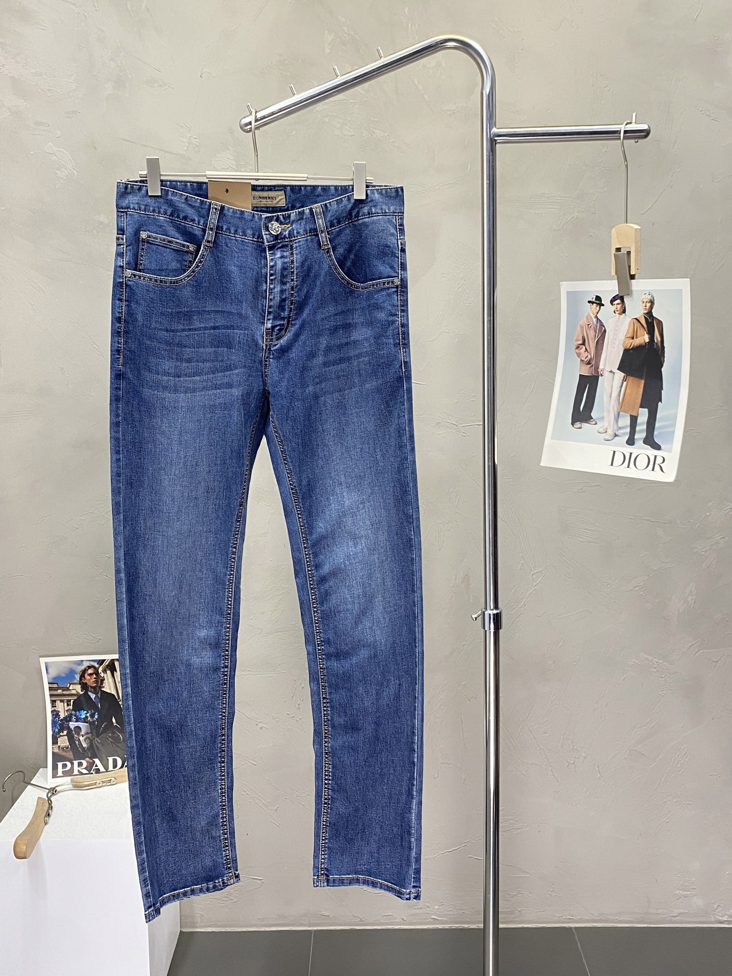 NO:155923,.Burberry exclusively offers the new high-end version of jeans!  Customized fabrics for counters are breathable and comfortable, with impeccable details, and the brand element design concept reflects high quality. The feel is delicate and soft!  It is casually cut, with a great upper body style!  30-38, burberry, burberry, jeans, alexander wang19860909.Burberry巴宝莉独家专供新款牛仔裤高端版本！专柜定制面料 透气舒适度高,细节无可挑剔,品牌元素设计理念,体现高品质.手感细腻柔软！呈现休闲裁剪,上身版型超赞！码数30-38,,burberry,burberry,jeans,alexander wang,Men's clothing