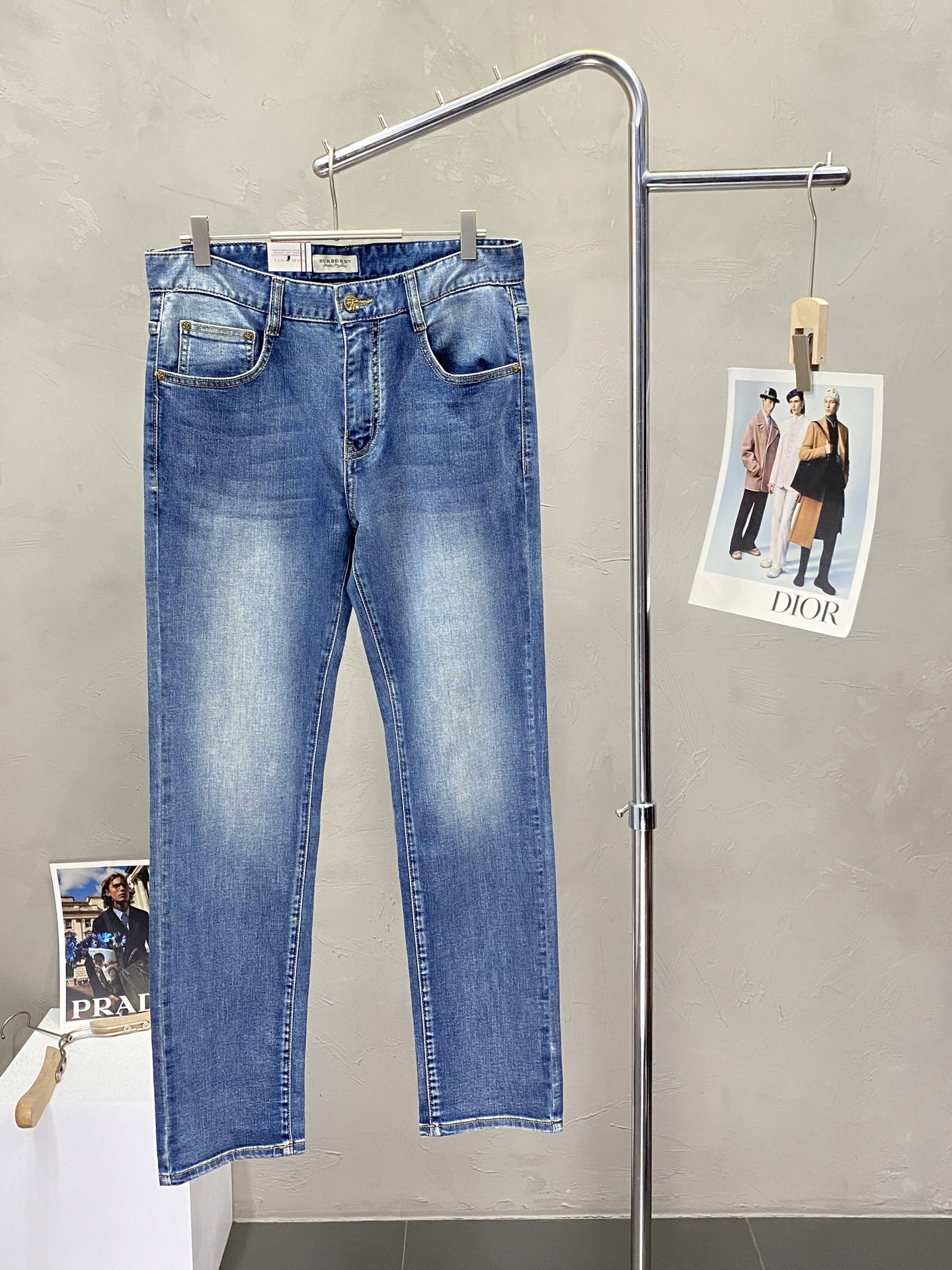 NO:150138,.Burberry exclusively offers the new high-end version of jeans!  Customized fabrics for counters are breathable and comfortable, with impeccable details, and the brand element design concept reflects high quality. The feel is delicate and soft!  It is casually cut, with a great upper body style!  30-38, burberry, burberry, jeans, alexander wang19860909.Burberry巴宝莉独家专供新款牛仔裤高端版本！专柜定制面料 透气舒适度高,细节无可挑剔,品牌元素设计理念,体现高品质.手感细腻柔软！呈现休闲裁剪,上身版型超赞！码数30-38,,burberry,burberry,jeans,alexander wang,Men's clothing