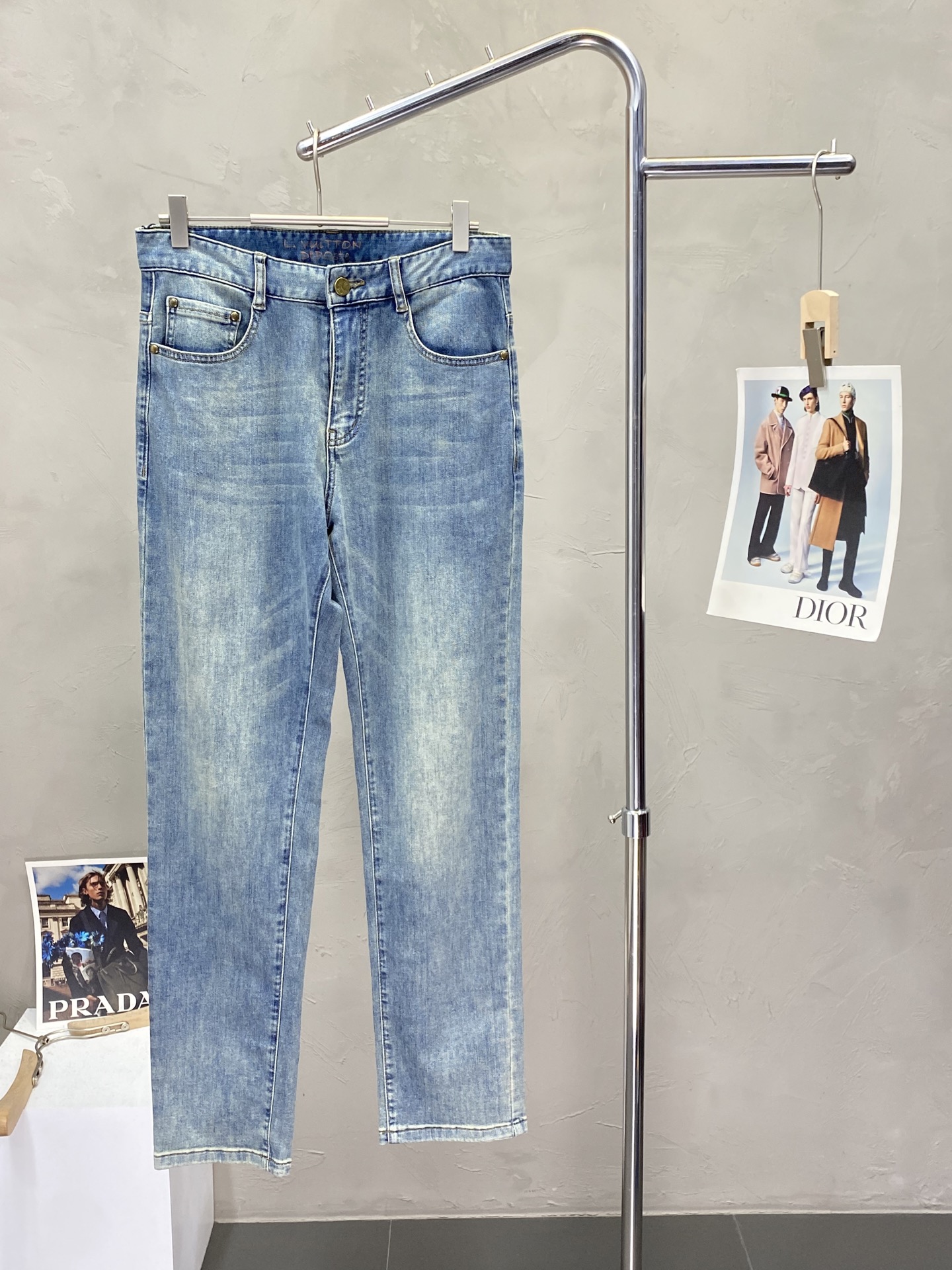 NO:150145,.Louis Vuitton exclusively for the new high-end version of jeans!  Customized fabrics for counters are breathable and comfortable, with impeccable details, and the brand element design concept reflects high quality. The feel is delicate and soft!  It is casually cut, with a great upper body style!  30-38, louis vuitton,louis vuitton,jeans,alexander wang19860909.Louis Vuitton路易威登独家专供新款牛仔裤高端版本！专柜定制面料 透气舒适度高,细节无可挑剔,品牌元素设计理念,体现高品质.手感细腻柔软！呈现休闲裁剪,上身版型超赞！码数30-38,,louis vuitton,louis vuitton,jeans,alexander wang,Men's clothing