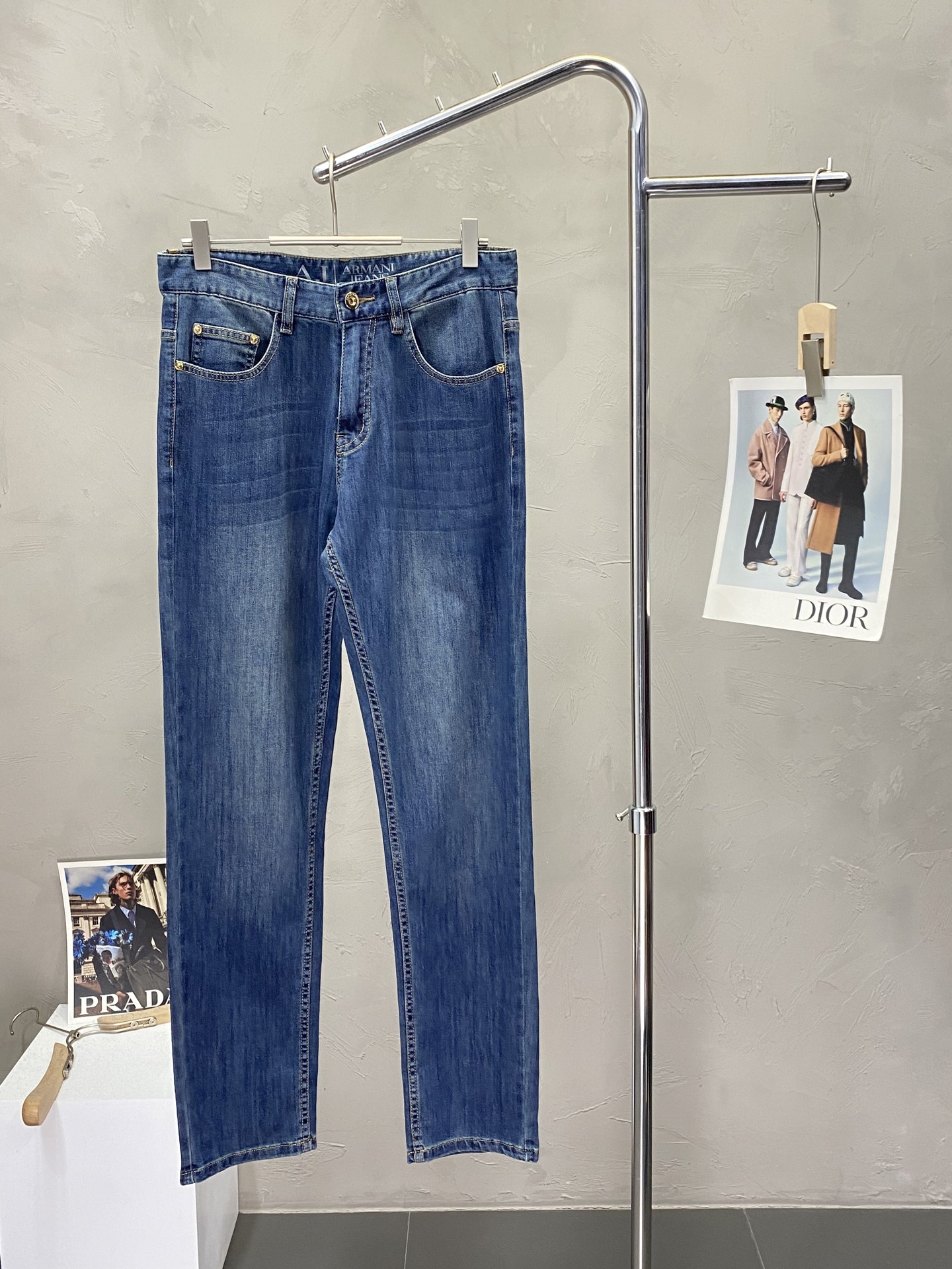 NO:153083,.ARMANI exclusively offers the new high-end version of jeans!  Customized fabrics for counters are breathable and comfortable, with impeccable details, and the brand element design concept reflects high quality. The feel is delicate and soft!  It is casually cut, with a great upper body style!  30-38, Armani, Armani, Jeans, Alexander wang19860909.ARMANI阿玛尼独家专供新款牛仔裤高端版本！专柜定制面料 透气舒适度高,细节无可挑剔,品牌元素设计理念,体现高品质.手感细腻柔软！呈现休闲裁剪,上身版型超赞！码数30-38,,armani,armani,jeans,alexander wang,Men's clothing