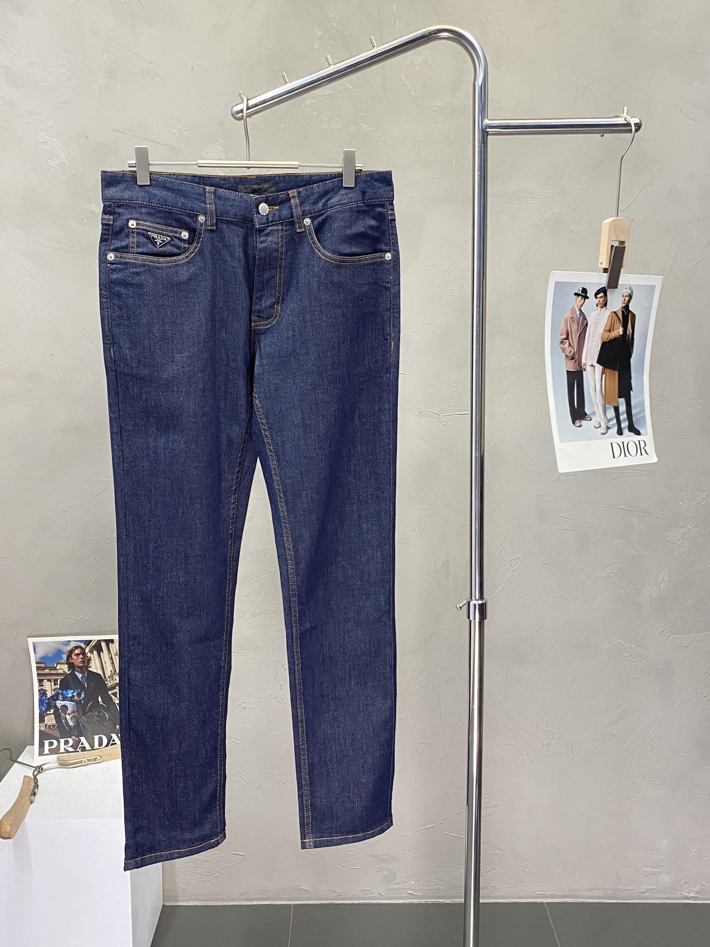 NO:155911,.Prada exclusively offers new high-end jeans!  Customized fabrics for counters are breathable and comfortable, with impeccable details, and the brand element design concept reflects high quality. The feel is delicate and soft!  It is casually cut, with a great upper body style!  30-38, prada, prada, jeans, alexander wang19860909.Prada普拉达独家专供新款牛仔裤高端版本！专柜定制面料 透气舒适度高,细节无可挑剔,品牌元素设计理念,体现高品质.手感细腻柔软！呈现休闲裁剪,上身版型超赞！码数30-38,,prada,prada,jeans,alexander wang,Men's clothing