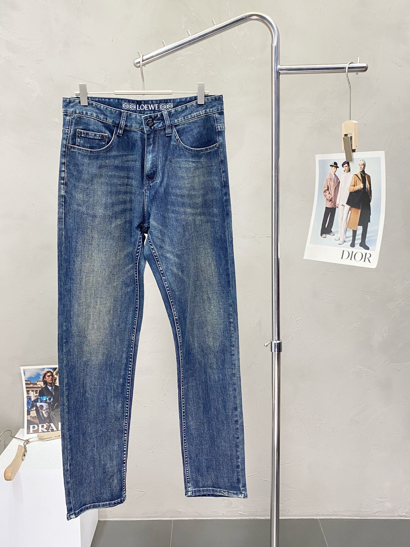 NO:155932,.LOEWE exclusively offers the new high-end version of jeans!  Customized fabrics for counters are breathable and comfortable, with impeccable details, and the brand element design concept reflects high quality. The feel is delicate and soft!  It is casually cut, with a great upper body style!  30-38, loewe, loewe, jeans, alexander wang19860909.LOEWE罗意威独家专供新款牛仔裤高端版本！专柜定制面料 透气舒适度高,细节无可挑剔,品牌元素设计理念,体现高品质.手感细腻柔软！呈现休闲裁剪,上身版型超赞！码数30-38,,loewe,loewe,jeans,alexander wang,Men's clothing