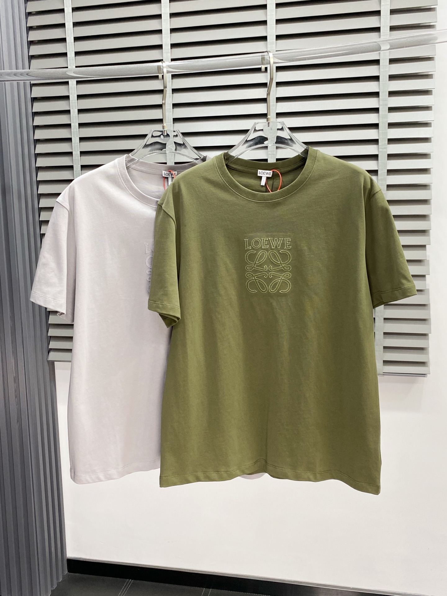 NO:150325,.LOEWE exclusively offers new original single men's casual short sleeves, high-end customization, high-end version, fashionable and versatile imported fabric, super soft and delicate, skin-friendly and comfortable to wear, high-end boutique, OEM factory made the top body very good, men's essential items, three standards, 46-52,,loewe,loewe,T-shirt,alexander wang19860909.LOEWE罗意威独家专供新款原单男士休闲短袖 高端定制 高端版本 时尚百搭爆款进口面料 手感超柔软细腻 穿着亲肤舒适 高端精品 代工厂精细做上身非常赞 男士必备单品 三标齐全 码数46-52,,loewe,loewe,T-shirt,alexander wang,Men's clothing