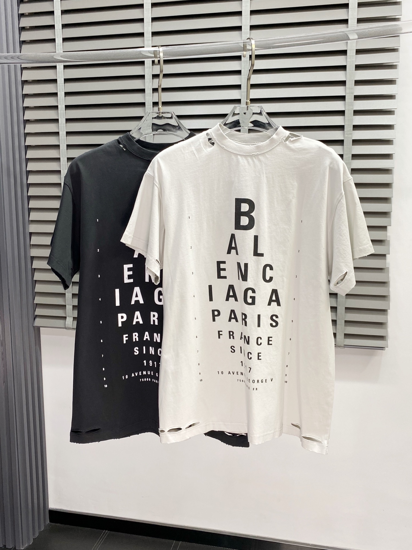 NO:150340,.Balenciga exclusively offers new original single men's casual short sleeves, high-end customization, high-end version, ripped and old design, fashionable and versatile imported fabric, super soft and delicate, skin-friendly and comfortable to wear, high-end boutique, OEM, fine-made top body, very good, men's essential items, three standards, S.M.L,,balenciaga,balenciaga,T-shirt,alexander wang19860909.Balenciga巴黎世家独家专供新款原单男士休闲短袖 高端定制 高端版本 破洞做旧设计 时尚百搭爆款进口面料 手感超柔软细腻 穿着亲肤舒适 高端精品 代工厂精细做上身非常赞 男士必备单品 三标齐全 码数S.M.L,,balenciaga,balenciaga,T-shirt,alexander wang,Men's clothing