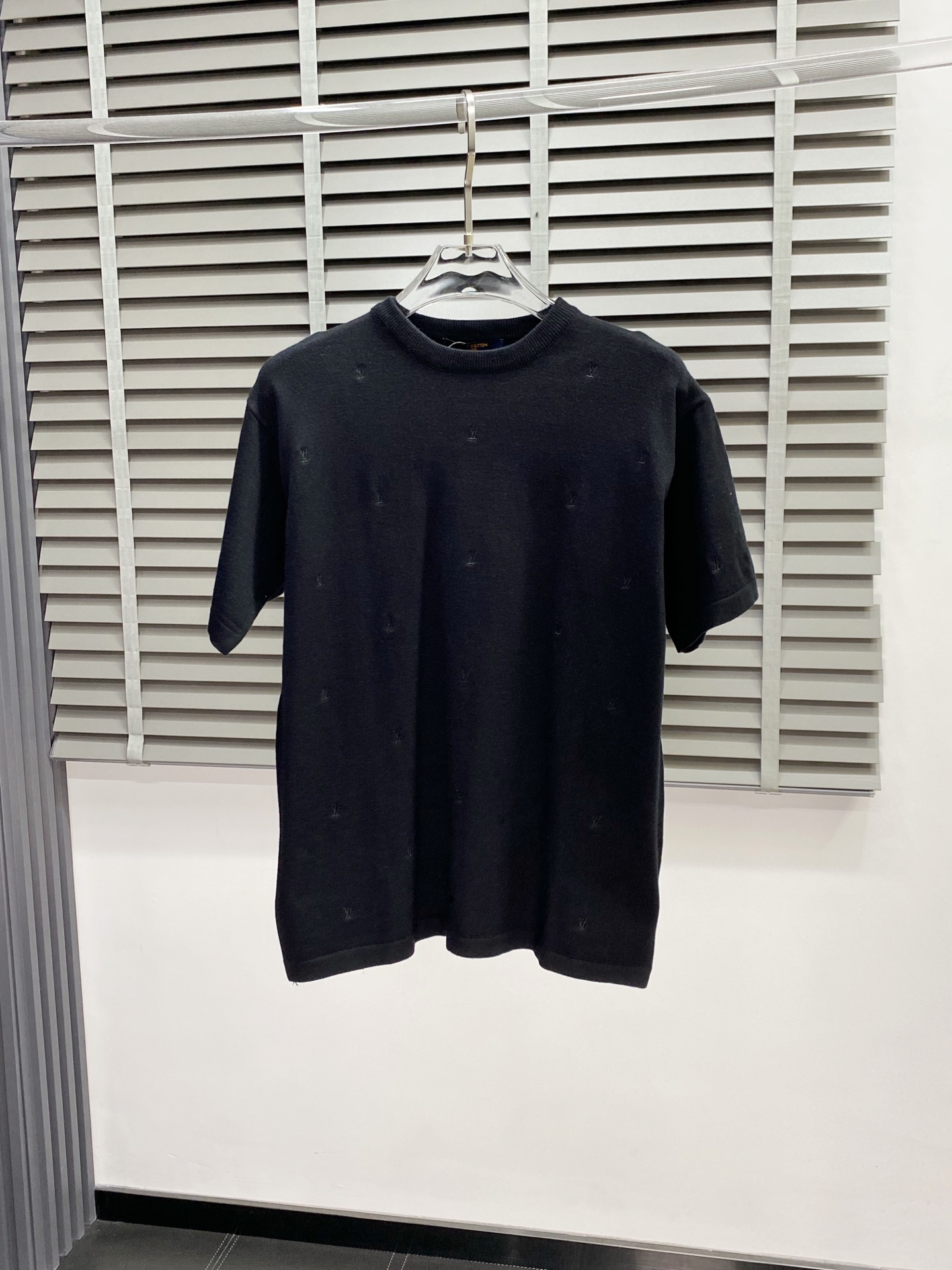 NO:150350,.Louis Vuitton exclusively offers new original single men's casual knitted short sleeves, high-end customization, high-end version, fashionable and versatile imported fabric, super soft and delicate, warm and comfortable, comfortable to wear, high-end boutique, OEM, fine-made top body, very good, men's essential items, complete three standards, S.M.L,,louis vuitton,louis vuitton,T-shirt,alexander wang19860909.Louis Vuitton路易威登独家专供新款原单男士休闲针织短袖 高端定制 高端版本 时尚百搭爆款进口面料 手感超柔软细腻 保暖舒适 穿着亲肤舒适 高端精品 代工厂精细做上身非常赞 男士必备单品 三标齐全 码数S.M.L,,louis vuitton,louis vuitton,T-shirt,alexander wang,Men's clothing