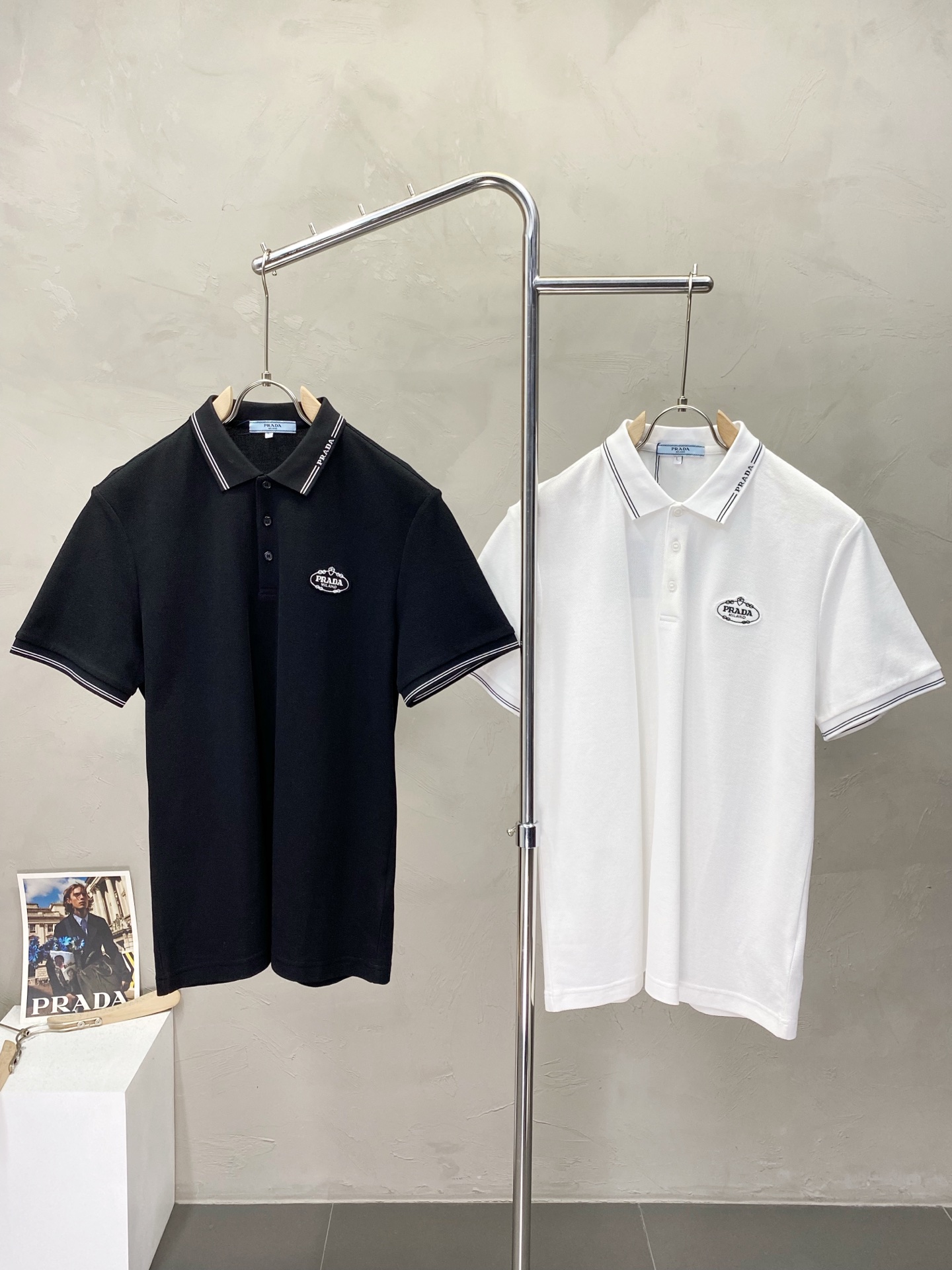 NO:150252,.Prada exclusively offers new original single men's casual short sleeves, high-end customization, high-end version, fashionable and versatile imported fabric, super soft and delicate, skin-friendly and comfortable to wear, high-end boutique, OEM, fine production, very good for the upper body, men's essential items, three standards, M-3XL,,prada,prada,T-shirt,alexander wang19860909.Prada普拉达独家专供新款原单男士休闲短袖 高端定制 高端版本 时尚百搭爆款进口面料 手感超柔软细腻 穿着亲肤舒适 高端精品 代工厂精细做上身非常赞 男士必备单品 三标齐全 码数M-3XL,,prada,prada,T-shirt,alexander wang,Men's clothing