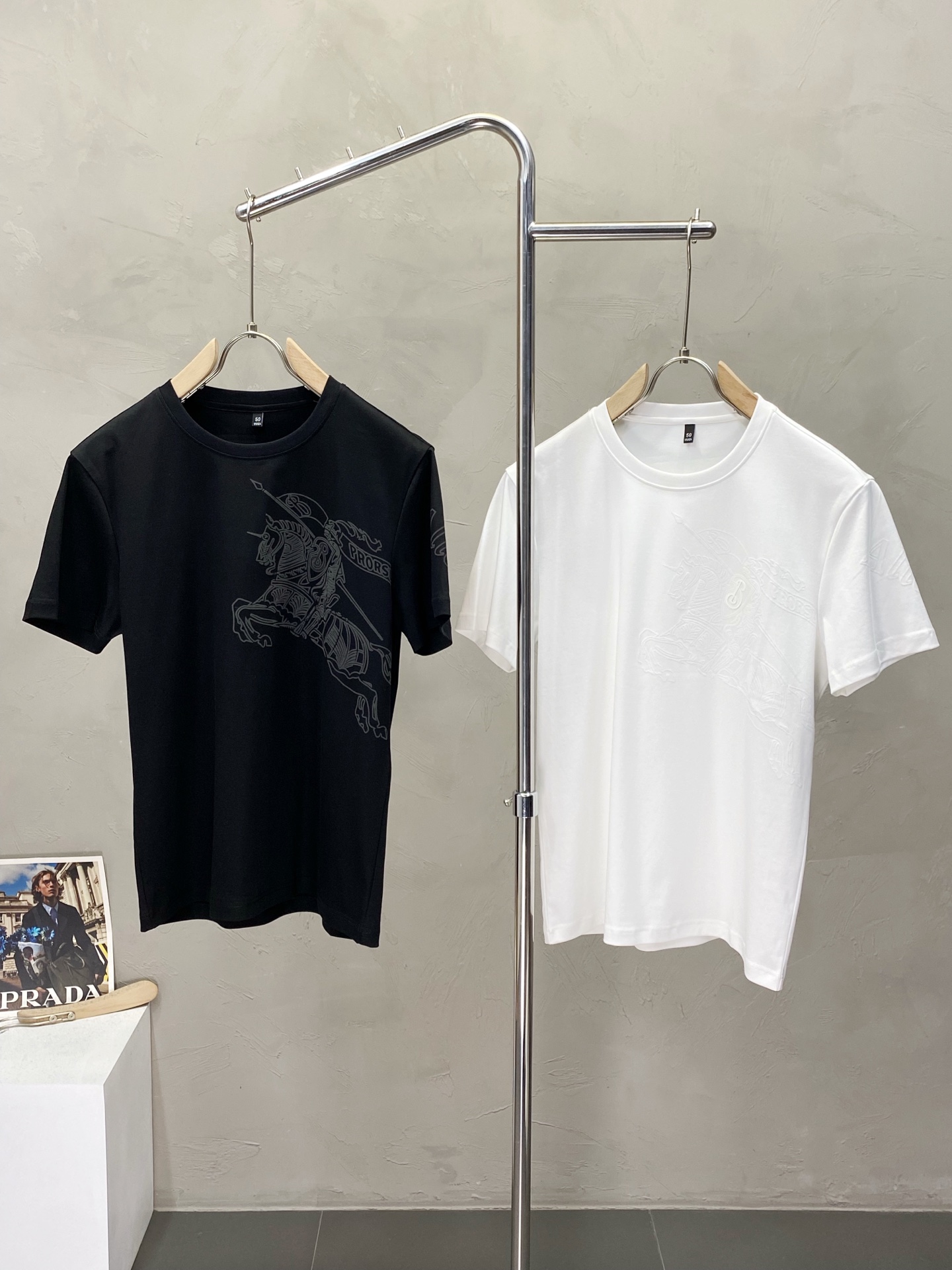 NO:150251,.Burberry Burberry exclusively offers new original single men's casual short sleeves, high-end customization, high-end version, fashionable and versatile imported fabric, super soft and delicate, skin-friendly and comfortable to wear, high-end boutique, OEM, fine production, very good for the upper body, men's essential items, complete three standards, M-3XL,,burberry,burberry,T-shirt,alexander wang19860909.Burberry巴宝莉独家专供新款原单男士休闲短袖 高端定制 高端版本 时尚百搭爆款进口面料 手感超柔软细腻 穿着亲肤舒适 高端精品 代工厂精细做上身非常赞 男士必备单品 三标齐全 码数M-3XL,,burberry,burberry,T-shirt,alexander wang,Men's clothing