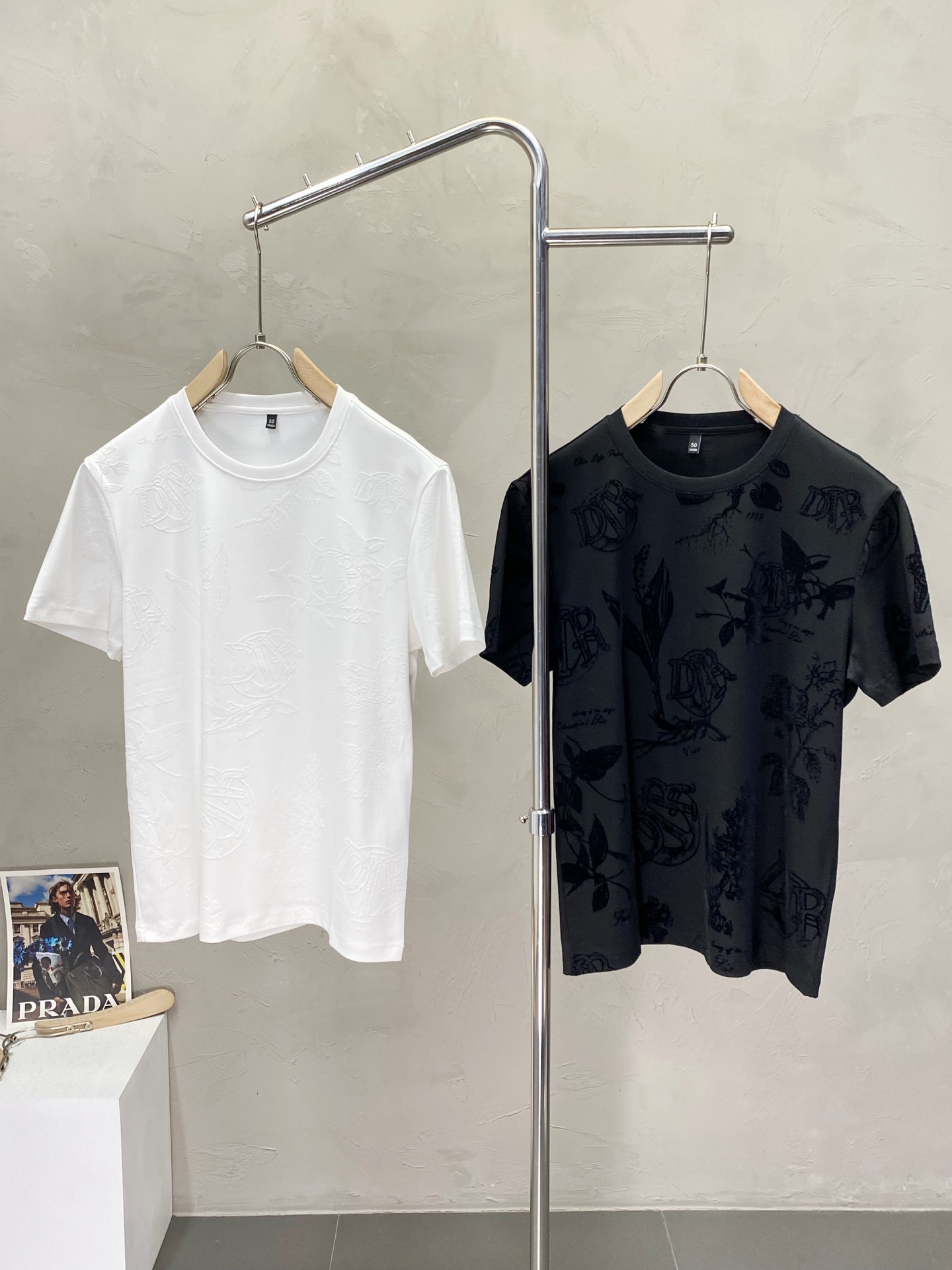 NO:150233,.Dior exclusively offers new original single men's casual short sleeves, high-end customization, high-end version, fashionable and versatile imported fabric, super soft and delicate, skin-friendly and comfortable to wear, high-end boutique, OEM, fine production, very good for the top body, men's essential items, complete three standards, M-3XL,,dior,dior,T-shirt,alexander wang19860909.Dior迪奥独家专供新款原单男士休闲短袖 高端定制 高端版本 时尚百搭爆款进口面料 手感超柔软细腻 穿着亲肤舒适 高端精品 代工厂精细做上身非常赞 男士必备单品 三标齐全 码数M-3XL,,dior,dior,T-shirt,alexander wang,Men's clothing