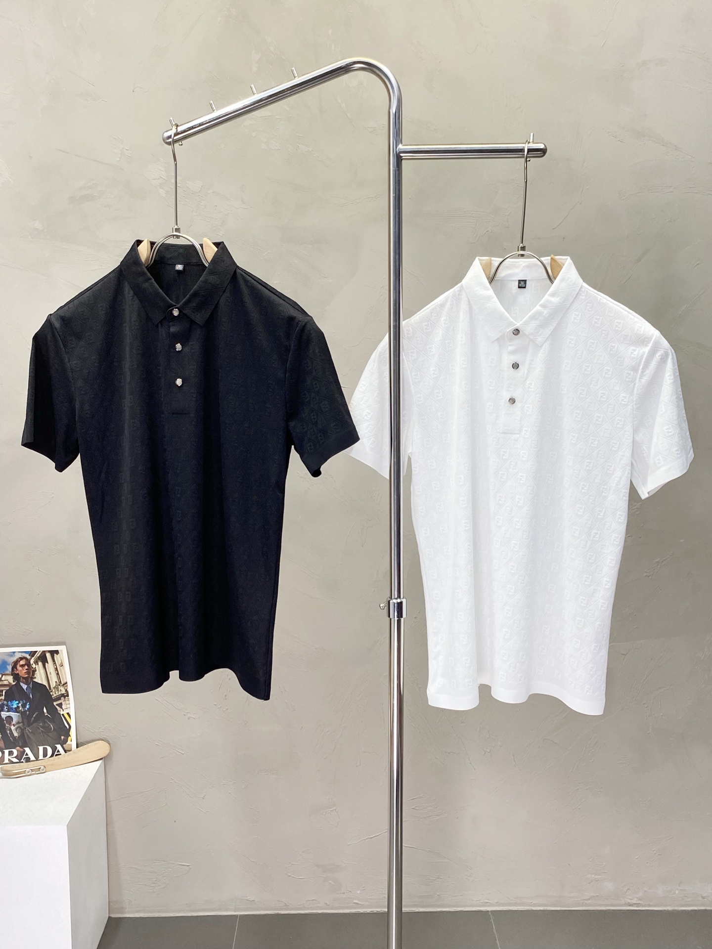 NO:150279,.FENDI exclusively offers new original single men's casual short sleeves, high-end customization, high-end version, fashionable and versatile imported fabric, super soft and delicate, skin-friendly and comfortable to wear, high-end boutique, OEM, fine-made, very good for the upper body, men's essential items, three standards, M-3XL,,fendi,fendi,T-shirt,alexander wang19860909.FENDI芬迪独家专供新款原单男士休闲短袖 高端定制 高端版本 时尚百搭爆款进口面料 手感超柔软细腻 穿着亲肤舒适 高端精品 代工厂精细做上身非常赞 男士必备单品 三标齐全 码数M-3XL,,fendi,fendi,T-shirt,alexander wang,Men's clothing