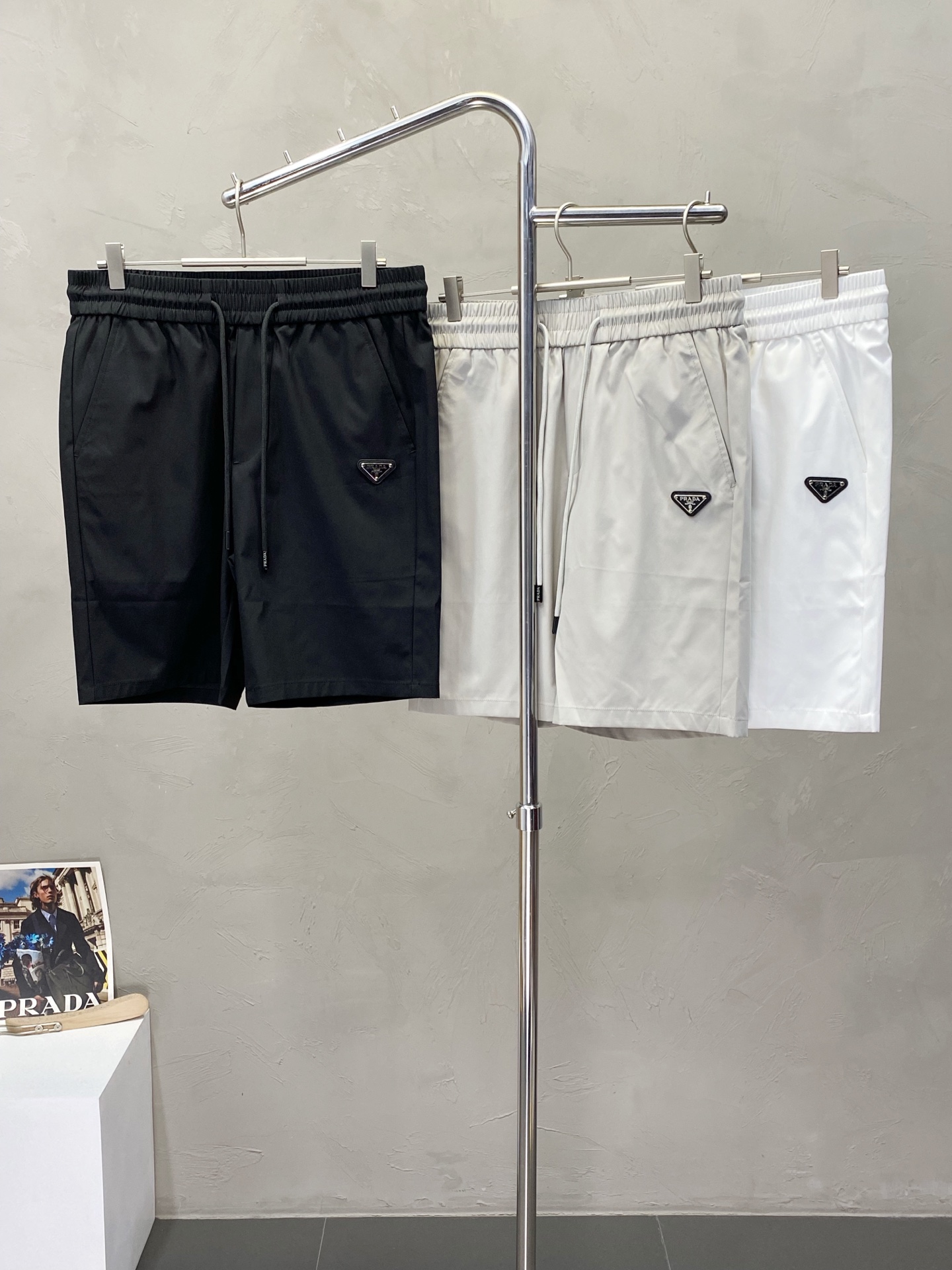 NO:150201,.Prada exclusively offers new high-end versions of shorts!  Customized fabrics for counters are breathable and comfortable, with impeccable details, and the brand element design concept reflects high quality. The feel is delicate and soft!  It is casually cut, with a great upper body style!  Number of codes: M-3XL, prada, prada, shorts, alexander wang19860909.Prada普拉达独家专供新款短裤高端版本！专柜定制面料 透气舒适度高,细节无可挑剔,品牌元素设计理念,体现高品质.手感细腻柔软！呈现休闲裁剪,上身版型超赞！码数: M-3XL,,prada,prada,shorts,alexander wang,Men's clothing