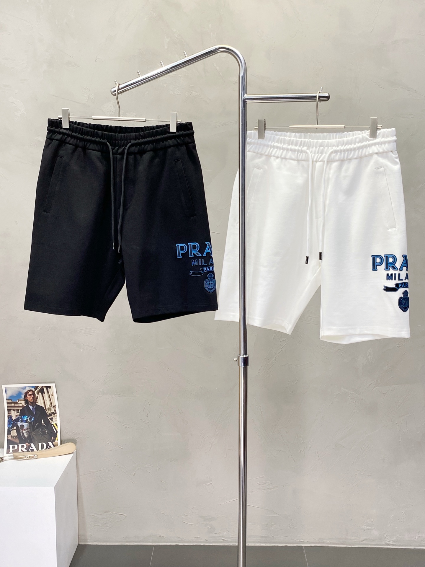 NO:150199,.Prada exclusively offers new high-end versions of shorts!  Customized fabrics for counters are breathable and comfortable, with impeccable details, and the brand element design concept reflects high quality. The feel is delicate and soft!  It is casually cut, with a great upper body style!  Number of codes: M-3XL, prada, prada, shorts, alexander wang19860909.Prada普拉达独家专供新款短裤高端版本！专柜定制面料 透气舒适度高,细节无可挑剔,品牌元素设计理念,体现高品质.手感细腻柔软！呈现休闲裁剪,上身版型超赞！码数: M-3XL,,prada,prada,shorts,alexander wang,Men's clothing