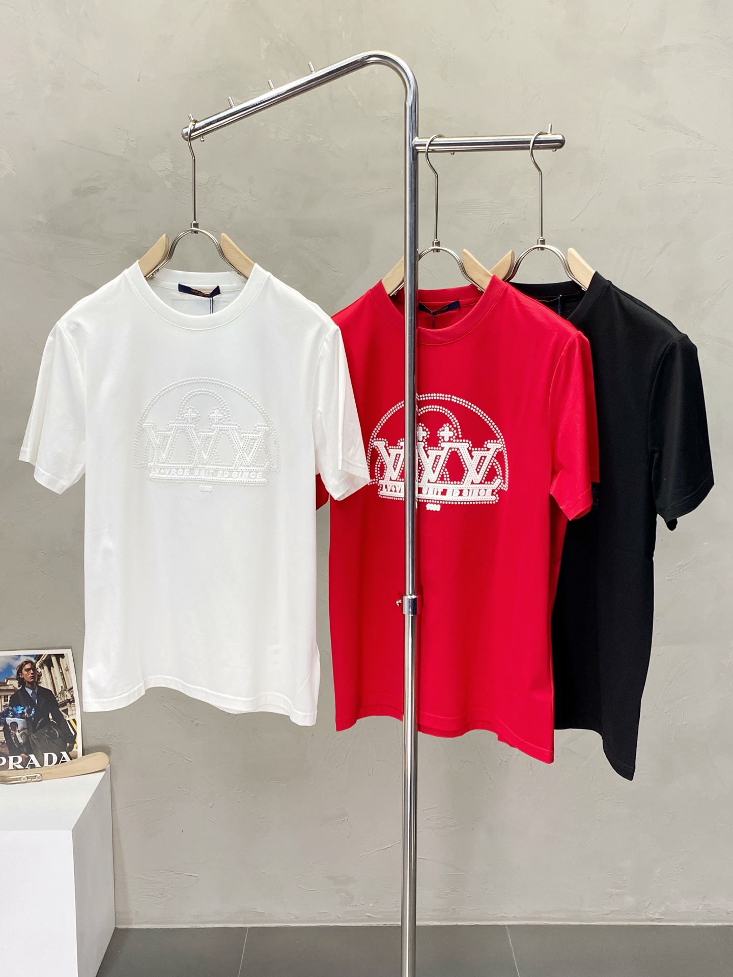 NO:150185,.Louis Vuitton exclusively offers new men's casual short sleeves, high-end customization, high-end version, fashionable and versatile imported fabric, super soft and delicate, skin-friendly and comfortable to wear, high-end boutique, OEM, fine-made top body, very good, men's essential items, three standards, complete code M-3XL,,louis vuitton,louis vuitton,T-shirt,alexander wang19860909.Louis Vuitton路易威登独家专供新款男士休闲短袖 高端定制 高端版本 时尚百搭爆款进口面料 手感超柔软细腻 穿着亲肤舒适 高端精品 代工厂精细做上身非常赞 男士必备单品 三标齐全 码数M-3XL,,louis vuitton,louis vuitton,T-shirt,alexander wang,Men's clothing