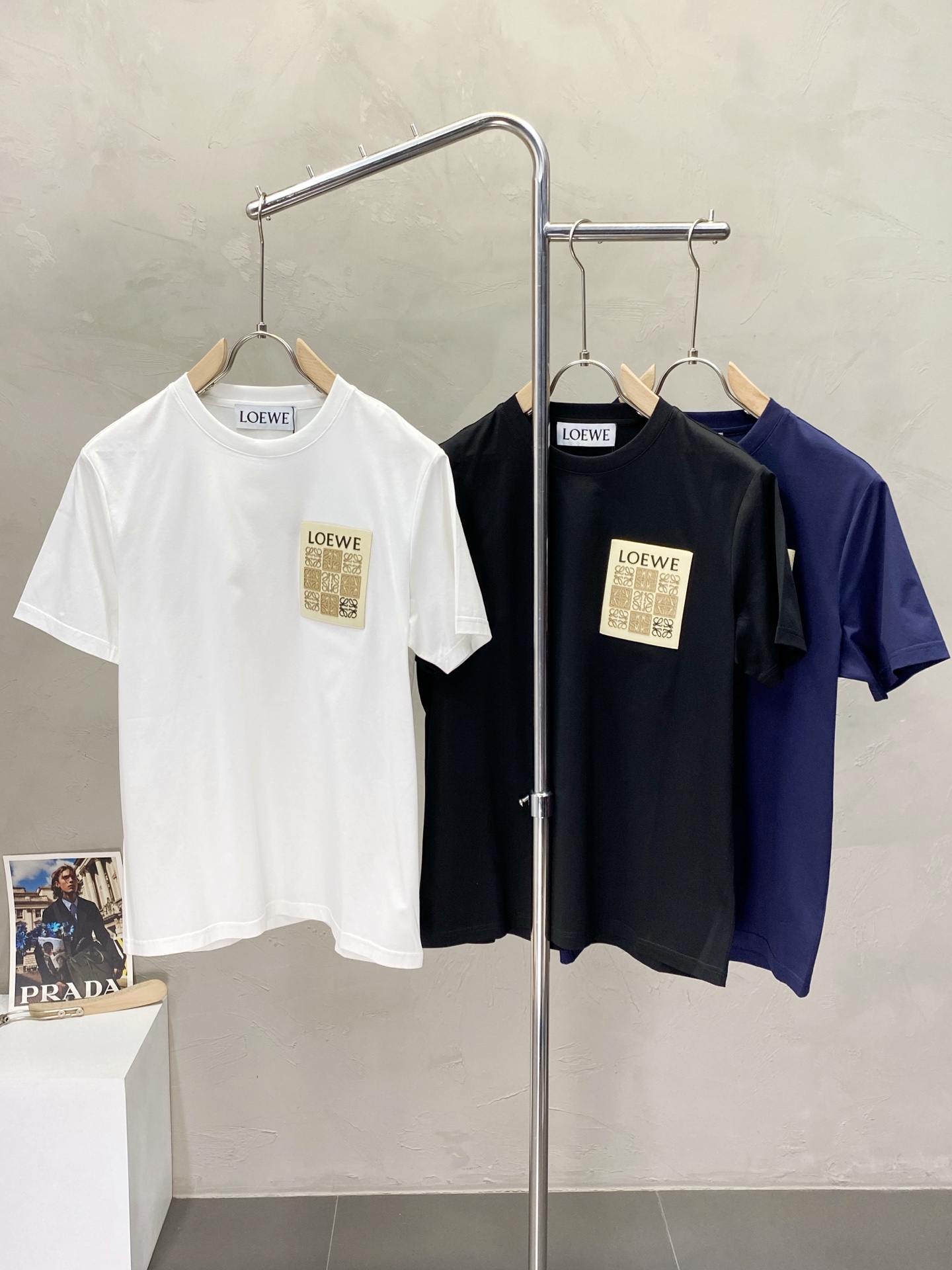 NO:150210,.LOEWE exclusively offers new men's casual short sleeves, high-end customization, high-end version, fashionable and versatile imported fabric, super soft and delicate, skin-friendly and comfortable to wear, high-end boutique, OEM, fine-made, very good for the upper body, men's essential items, complete three standards, M-3XL,,loewe,loewe,T-shirt,alexander wang19860909.LOEWE罗意威独家专供新款男士休闲短袖 高端定制 高端版本 时尚百搭爆款进口面料 手感超柔软细腻 穿着亲肤舒适 高端精品 代工厂精细做上身非常赞 男士必备单品 三标齐全 码数M-3XL,,loewe,loewe,T-shirt,alexander wang,Men's clothing