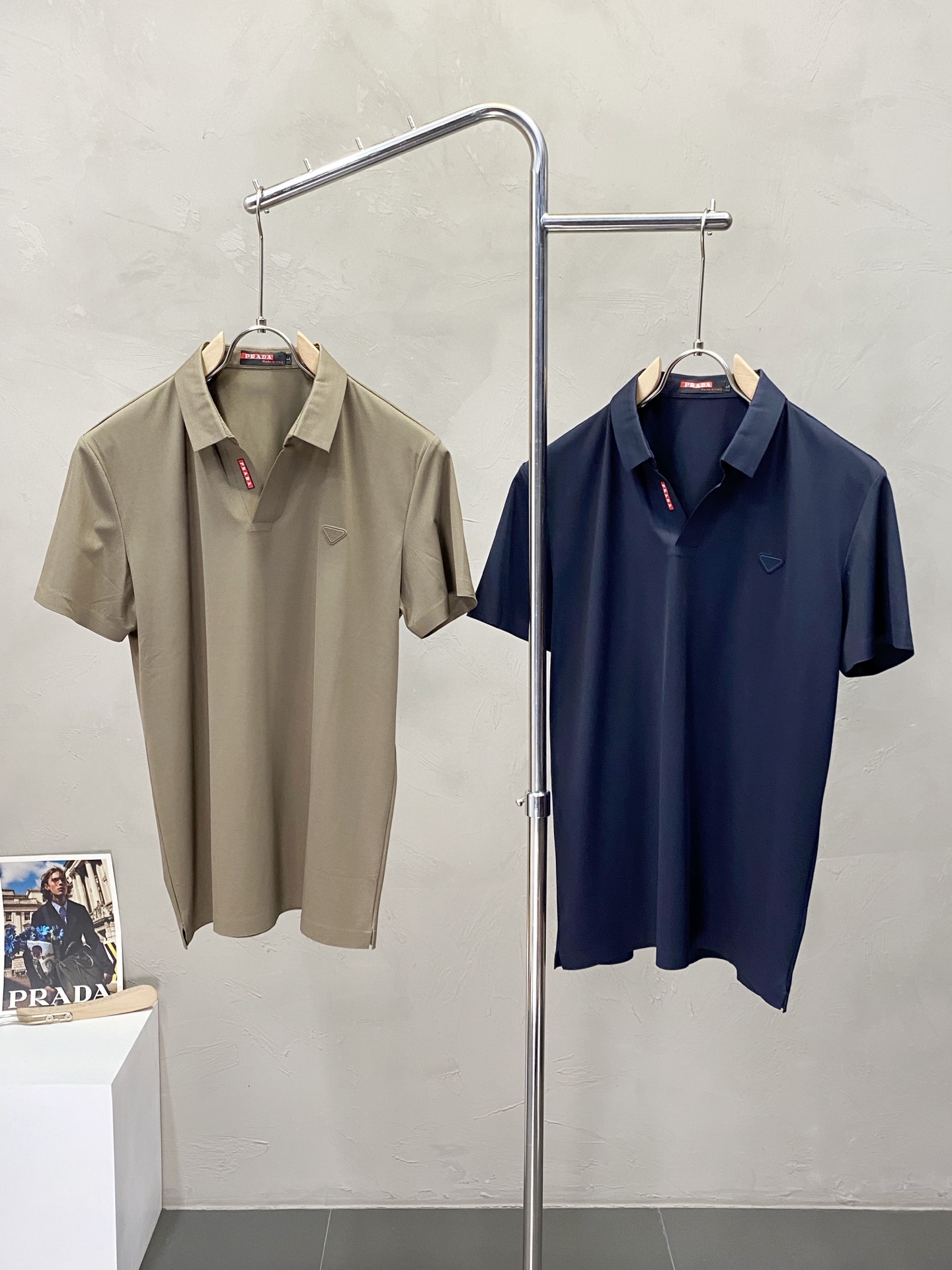 NO:150275,.Prada exclusively offers new original single men's casual Polo short sleeves, high-end customization, high-end version, fashionable and versatile imported fabric, super soft and delicate, skin-friendly and comfortable to wear, high-end boutique, OEM, fine production, very good for the upper body, men's essential items, three standards, M-3XL,,prada,prada,T-shirt,alexander wang19860909.Prada普拉达独家专供新款原单男士休闲Polo短袖 高端定制 高端版本 时尚百搭爆款进口面料 手感超柔软细腻 穿着亲肤舒适 高端精品 代工厂精细做上身非常赞 男士必备单品 三标齐全 码数M-3XL,,prada,prada,T-shirt,alexander wang,Men's clothing