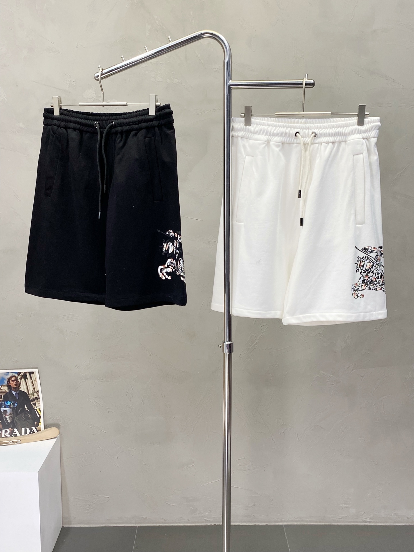 NO:150206,.Burberry exclusively offers new casual shorts high-end version!  Customized fabrics for counters are breathable and comfortable, with impeccable details, and the brand element design concept reflects high quality. The feel is delicate and soft!  It is casually cut, with a great upper body style!  Number of codes: M-3XL, burberry, burberry, shorts, alexander wang19860909.Burberry巴宝莉独家专供新款休闲短裤 高端版本！专柜定制面料 透气舒适度高,细节无可挑剔,品牌元素设计理念,体现高品质.手感细腻柔软！呈现休闲裁剪,上身版型超赞！码数:M-3XL,,burberry,burberry,shorts,alexander wang,Men's clothing