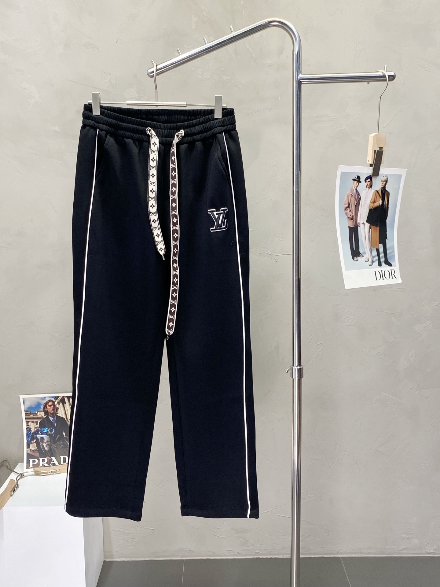 NO:150159,.Louis Vuitton exclusively for new casual pants high-end version!  Customized fabrics for counters are breathable and comfortable, with impeccable details, and the brand element design concept reflects high quality. The feel is delicate and soft!  It is casually cut, with a great upper body style!  Number of codes: M-3XL, louis vuitton, louis vuitton, alexander wang19860909.Louis Vuitton路易威登独家专供新款休闲裤 高端版本！专柜定制面料 透气舒适度高,细节无可挑剔,品牌元素设计理念,体现高品质.手感细腻柔软！呈现休闲裁剪,上身版型超赞！码数:M-3XL,,louis vuitton,louis vuitton,alexander wang,Men's clothing