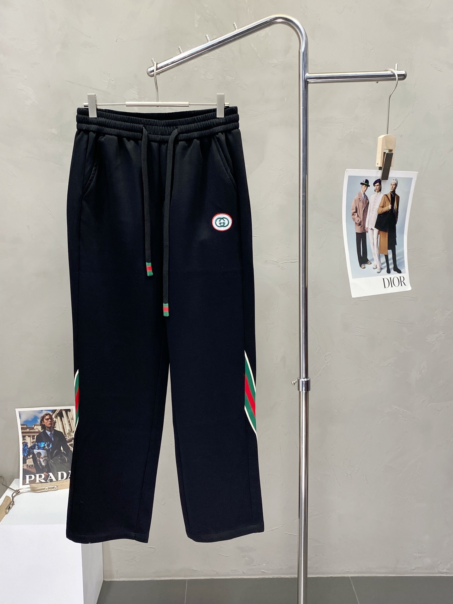 NO:150183,.Gucci exclusively offers new casual pants, high-end version!  Customized fabrics for counters are breathable and comfortable, with impeccable details, and the brand element design concept reflects high quality. The feel is delicate and soft!  It is casually cut, with a great upper body style!  Code count: M-3XL, gucci, gucci, alexander wang19860909.Gucci古驰独家专供新款休闲裤 高端版本！专柜定制面料 透气舒适度高,细节无可挑剔,品牌元素设计理念,体现高品质.手感细腻柔软！呈现休闲裁剪,上身版型超赞！码数:M-3XL,,gucci,gucci,alexander wang,Men's clothing