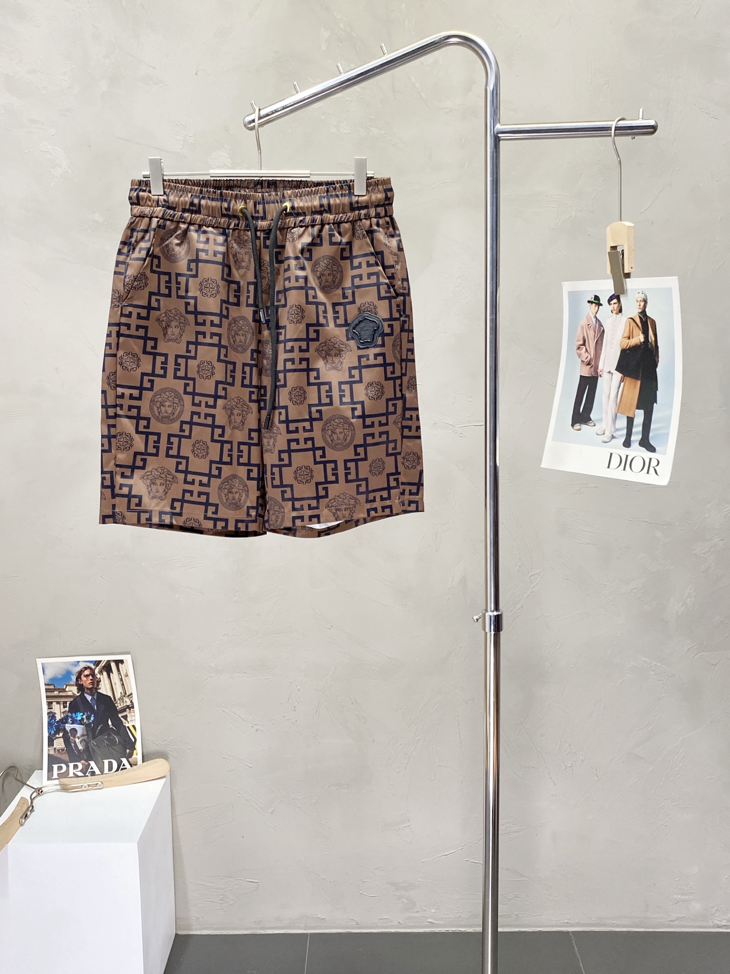 NO:150226,.VERSACE Versace exclusively for new casual shorts high-end version!  Customized fabrics for counters are breathable and comfortable, with impeccable details, and the brand element design concept reflects high quality. The feel is delicate and soft!  It is casually cut, with a great upper body style!  Number of codes: M-3XL, versace, versace, shorts, alexander wang19860909.VERSACE范思哲独家专供新款休闲短裤 高端版本！专柜定制面料 透气舒适度高,细节无可挑剔,品牌元素设计理念,体现高品质.手感细腻柔软！呈现休闲裁剪,上身版型超赞！码数:M-3XL,,versace,versace,shorts,alexander wang,Men's clothing