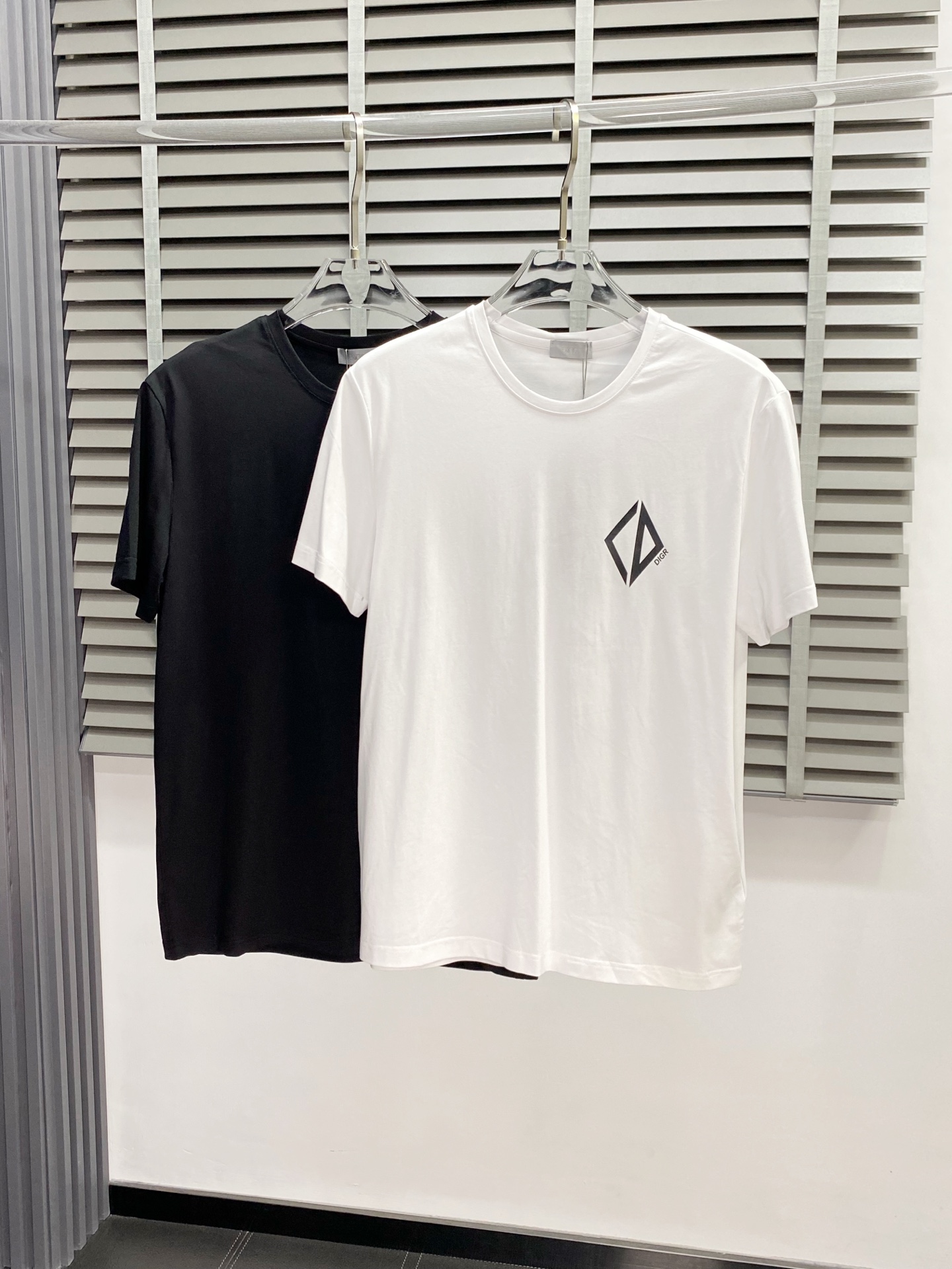 NO:150318,.Dior exclusively offers new original single men's casual short sleeves, high-end customization, high-end version, fashionable and versatile imported fabric, super soft and delicate, skin-friendly and comfortable to wear, high-end boutique, OEM, fine-made top body, very good, men's essential items, three standards, 46-56,,dior,dior,T-shirt,alexander wang19860909.Dior迪奥独家专供新款原单男士休闲短袖 高端定制 高版本 时尚百搭爆款进口面料 手感超柔软细腻 穿着亲肤舒适 高端精品 代工厂精细做上身非常赞 男士必备单品 三标齐全 码数46-56,,dior,dior,T-shirt,alexander wang,Men's clothing