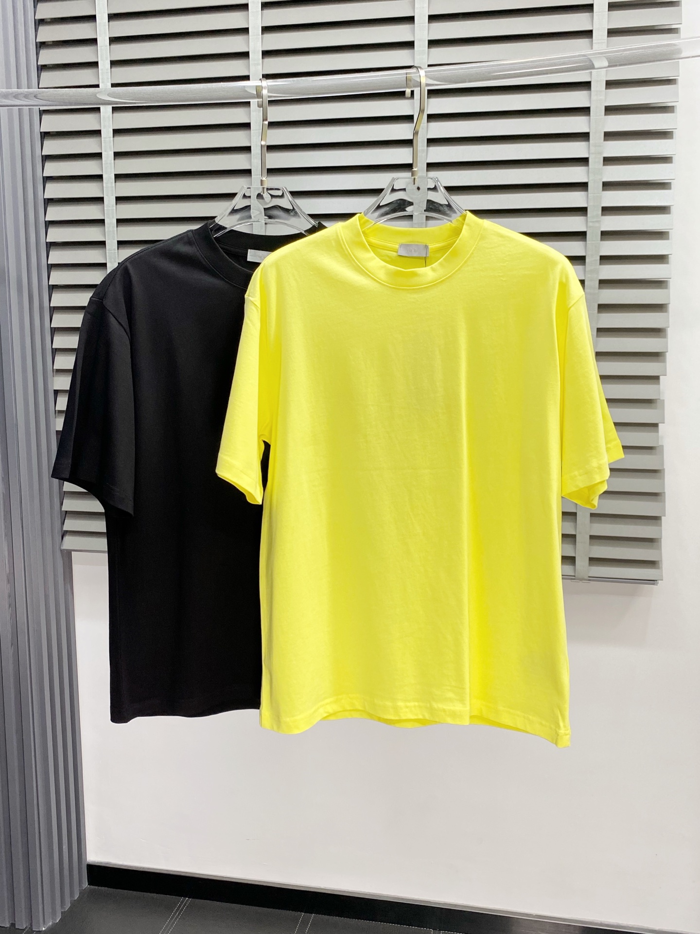 NO:150356,.Dior exclusively offers new original single men's casual short sleeves, high-end customization, high-end version, fashionable and versatile imported fabric, super soft and delicate, skin-friendly and comfortable to wear, high-end boutique, OEM, fine-made top body, very good, men's essential items, three standards, 46-56,,dior,dior,T-shirt,alexander wang19860909.Dior迪奥独家专供新款原单男士休闲短袖 高端定制 高版本 时尚百搭爆款进口面料 手感超柔软细腻 穿着亲肤舒适 高端精品 代工厂精细做上身非常赞 男士必备单品 三标齐全 码数46-56,,dior,dior,T-shirt,alexander wang,Men's clothing