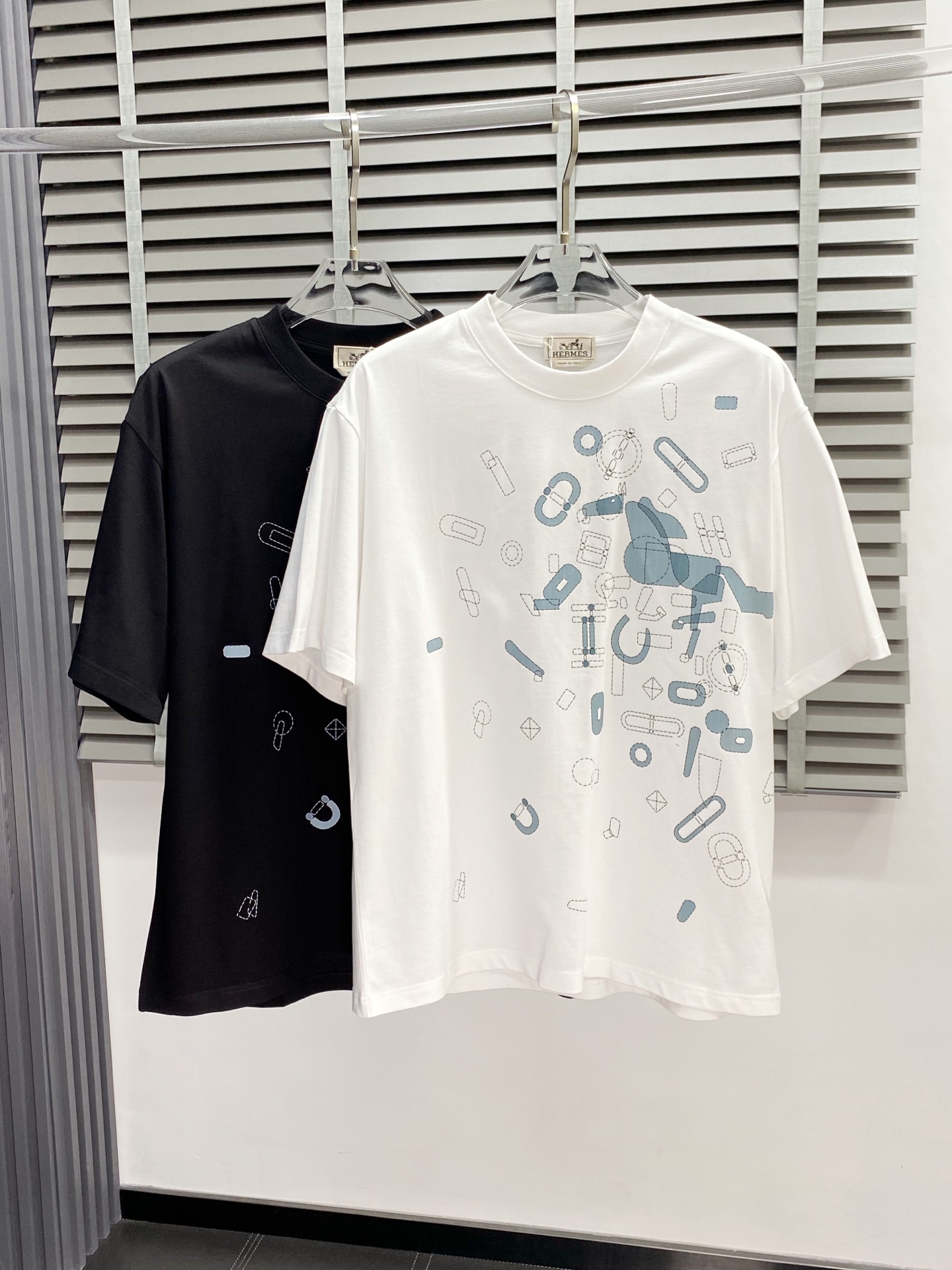 NO:150346,.HERMES Hermes exclusively offers new original single men's casual short sleeves, high-end customization, high-end version, fashionable and versatile imported fabric, super soft and delicate, skin-friendly and comfortable to wear, high-end boutique, OEM factory made the top body very good, men's essential items, three standards, 46-56,,hermes,hermes,T-shirt,alexander wang19860909.HERMES爱马仕独家专供新款原单男士休闲短袖 高端定制 高版本 时尚百搭爆款进口面料 手感超柔软细腻 穿着亲肤舒适 高端精品 代工厂精细做上身非常赞 男士必备单品 三标齐全 码数46-56,,hermes,hermes,T-shirt,alexander wang,Men's clothing