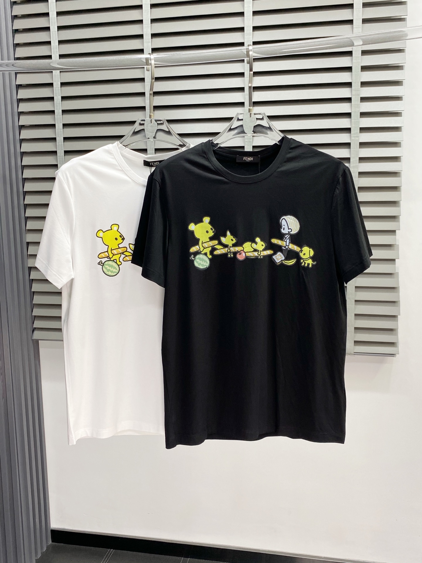 NO:150363,.FENDI exclusively offers new original single men's casual short sleeves, high-end customization, high-end version, fashionable and versatile imported fabric, super soft and delicate, skin-friendly and comfortable to wear, high-end boutique, OEM, fine-made, very good for the upper body, men's essential items, complete three standards, 46-56,,fendi,fendi,T-shirt,alexander wang19860909.FENDI芬迪独家专供新款原单男士休闲短袖 高端定制 高版本 时尚百搭爆款进口面料 手感超柔软细腻 穿着亲肤舒适 高端精品 代工厂精细做上身非常赞 男士必备单品 三标齐全 码数46-56,,fendi,fendi,T-shirt,alexander wang,Men's clothing