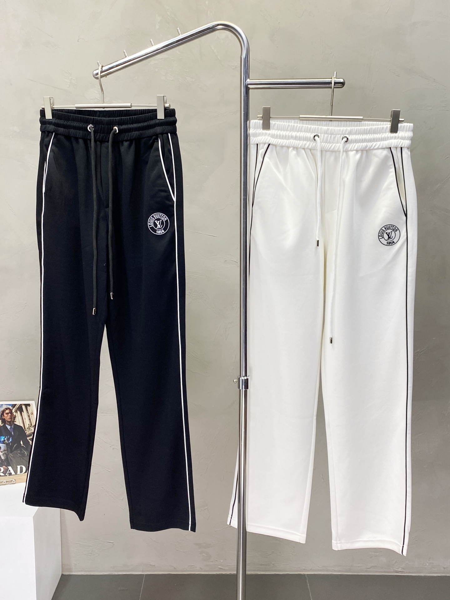 NO:150177,.Louis Vuitton exclusively for new spring and summer casual pants high-end version!  Customized fabrics for counters are breathable and comfortable, with impeccable details. The brand element design concept reflects high quality. The feel is delicate and soft!  It is casually cut, with a great upper body style!  Code number M-3XL, louis vuitton,louis vuitton,alexander wang19860909.Louis Vuitton路易威登独家专供新款春夏休闲裤 高端版本！专柜定制面料 透气舒适度高,细节无可挑剔.品牌元素设计理念,体现高品质.手感细腻柔软！呈现休闲裁剪,上身版型超赞！码数M-3XL,,louis vuitton,louis vuitton,alexander wang,Men's clothing