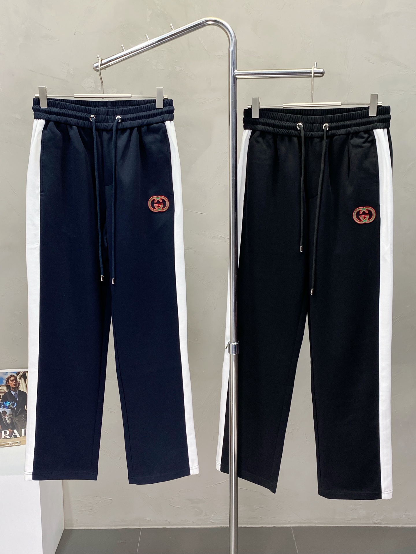 NO:150154,.Gucci exclusively offers new spring and summer casual pants, high-end version!  Customized fabrics for counters are breathable and comfortable, with impeccable details. The brand element design concept reflects high quality. The feel is delicate and soft!  It is casually cut, with a great upper body style!  Code number M-3XL, gucci, gucci, alexander wang19860909.Gucci古驰独家专供新款春夏休闲裤 高端版本！专柜定制面料 透气舒适度高,细节无可挑剔.品牌元素设计理念,体现高品质.手感细腻柔软！呈现休闲裁剪,上身版型超赞！码数M-3XL,,gucci,gucci,alexander wang,Men's clothing