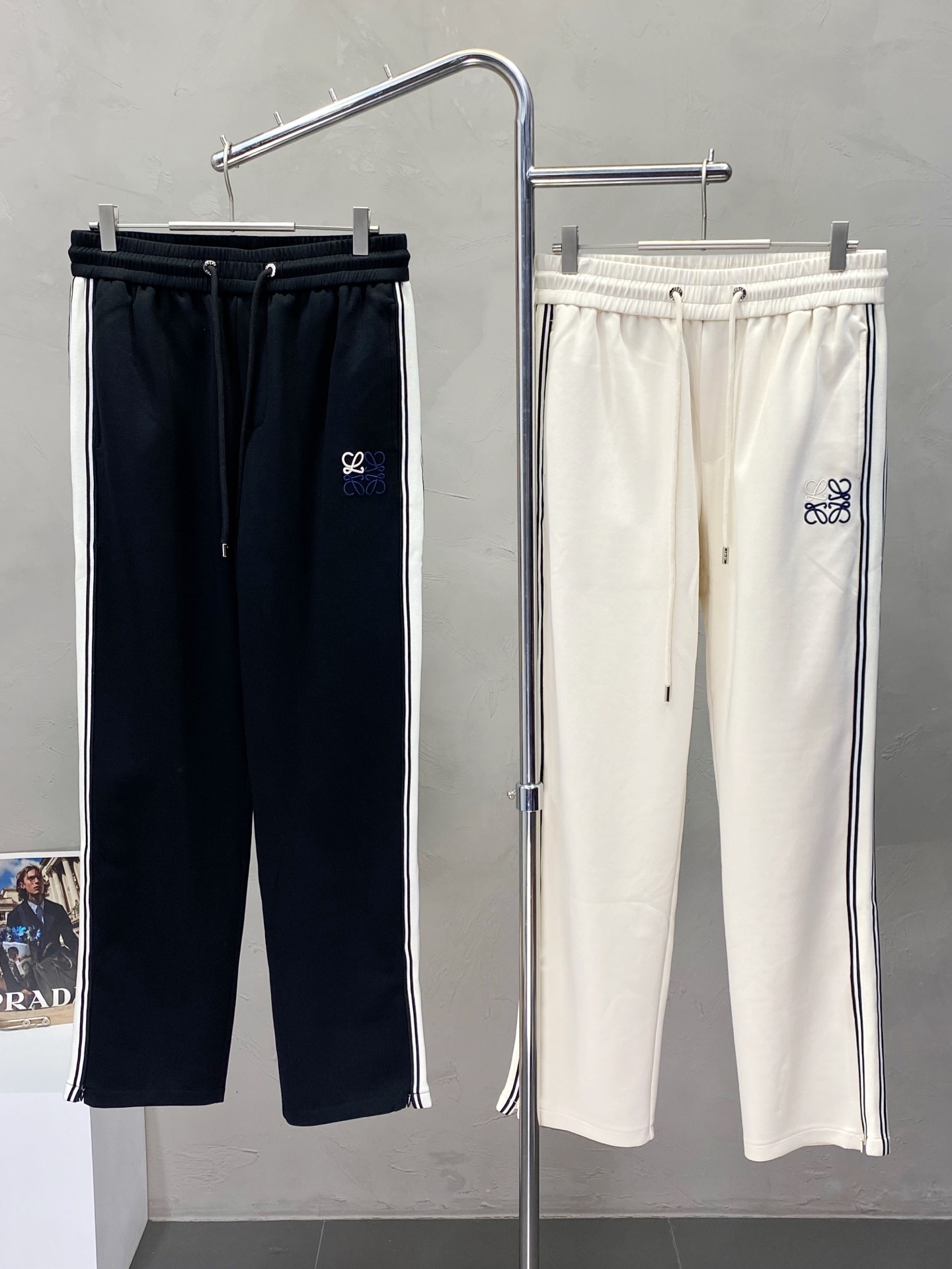 NO:150164,.LOEWE exclusively offers new spring and summer casual pants, high-end version!  Customized fabrics for counters are breathable and comfortable, with impeccable details. The brand element design concept reflects high quality. The feel is delicate and soft!  It is casually cut, with a great upper body style!  Code number M-3XL, loewe, loewe, alexander wang19860909.LOEWE罗意威独家专供新款春夏休闲裤 高端版本！专柜定制面料 透气舒适度高,细节无可挑剔.品牌元素设计理念,体现高品质.手感细腻柔软！呈现休闲裁剪,上身版型超赞！码数M-3XL,,loewe,loewe,alexander wang,Men's clothing