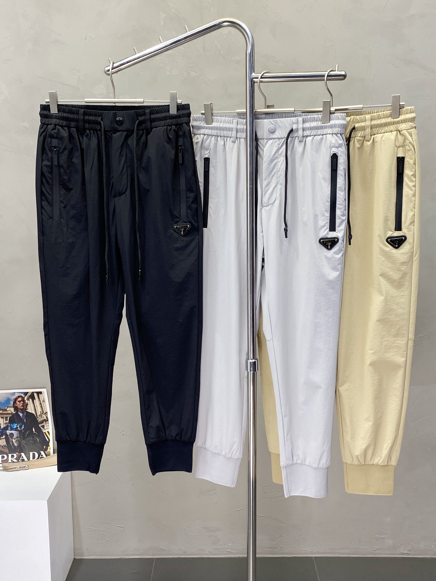 NO:150188,.Prada exclusively for new spring and summer casual pants, high-end version!  Customized fabrics for counters are breathable and comfortable, with impeccable details. The brand element design concept reflects high quality. The feel is delicate and soft!  It is casually cut, with a great upper body style!  Code number M-3XL, prada, prada, alexander wang19860909.Prada普拉达独家专供新款春夏休闲裤 高端版本！专柜定制面料 透气舒适度高,细节无可挑剔.品牌元素设计理念,体现高品质.手感细腻柔软！呈现休闲裁剪,上身版型超赞！码数M-3XL,,prada,prada,alexander wang,Men's clothing