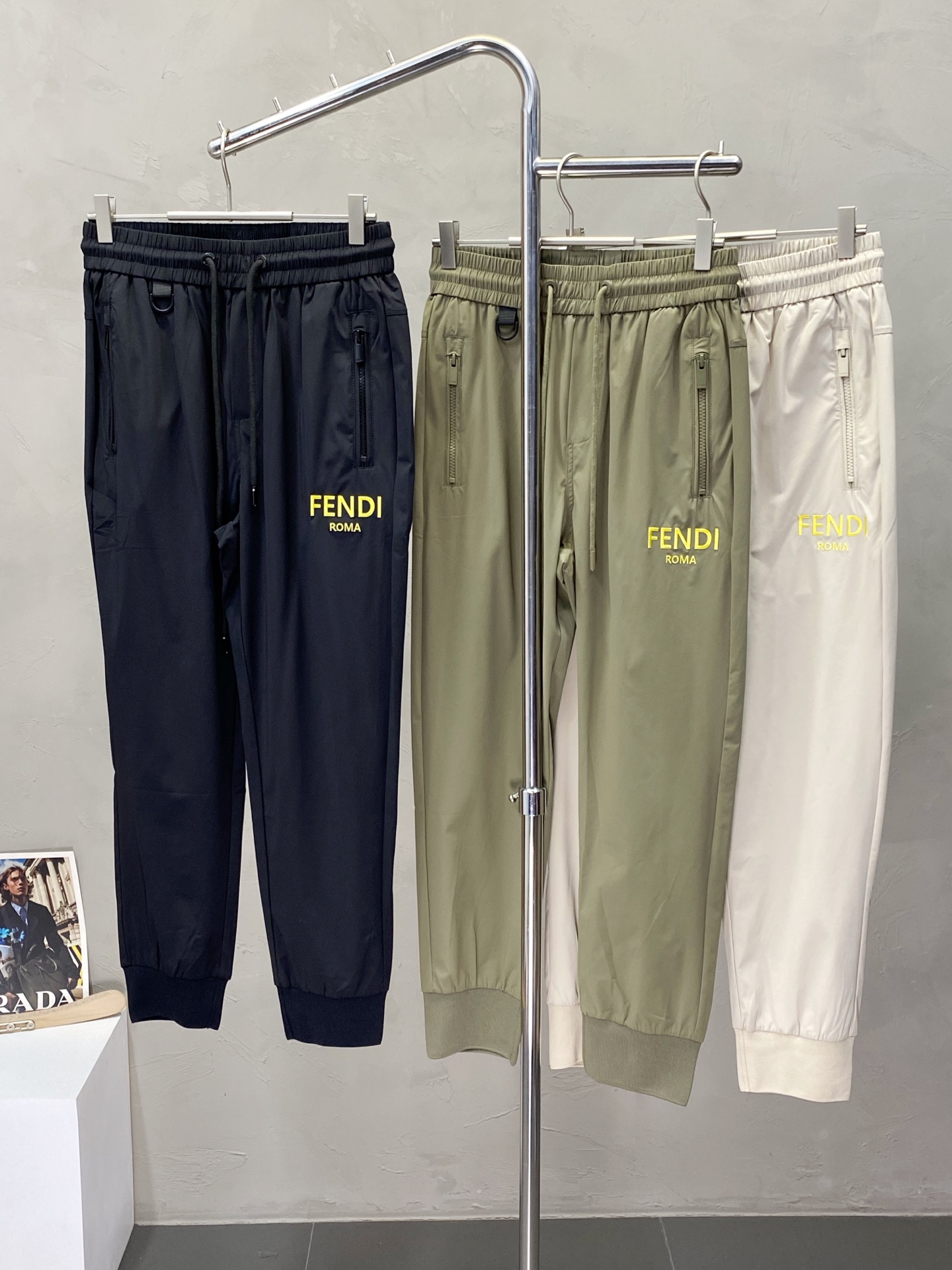 NO:150195,.FENDI exclusively offers new spring and summer casual pants, high-end version!  Customized fabrics for counters are breathable and comfortable, with impeccable details. The brand element design concept reflects high quality. The feel is delicate and soft!  It is casually cut, with a great upper body style!  Code number M-3XL, fendi, fendi, alexander wang19860909.FENDI芬迪独家专供新款春夏休闲裤 高端版本！专柜定制面料 透气舒适度高,细节无可挑剔.品牌元素设计理念,体现高品质.手感细腻柔软！呈现休闲裁剪,上身版型超赞！码数M-3XL,,fendi,fendi,alexander wang,Men's clothing