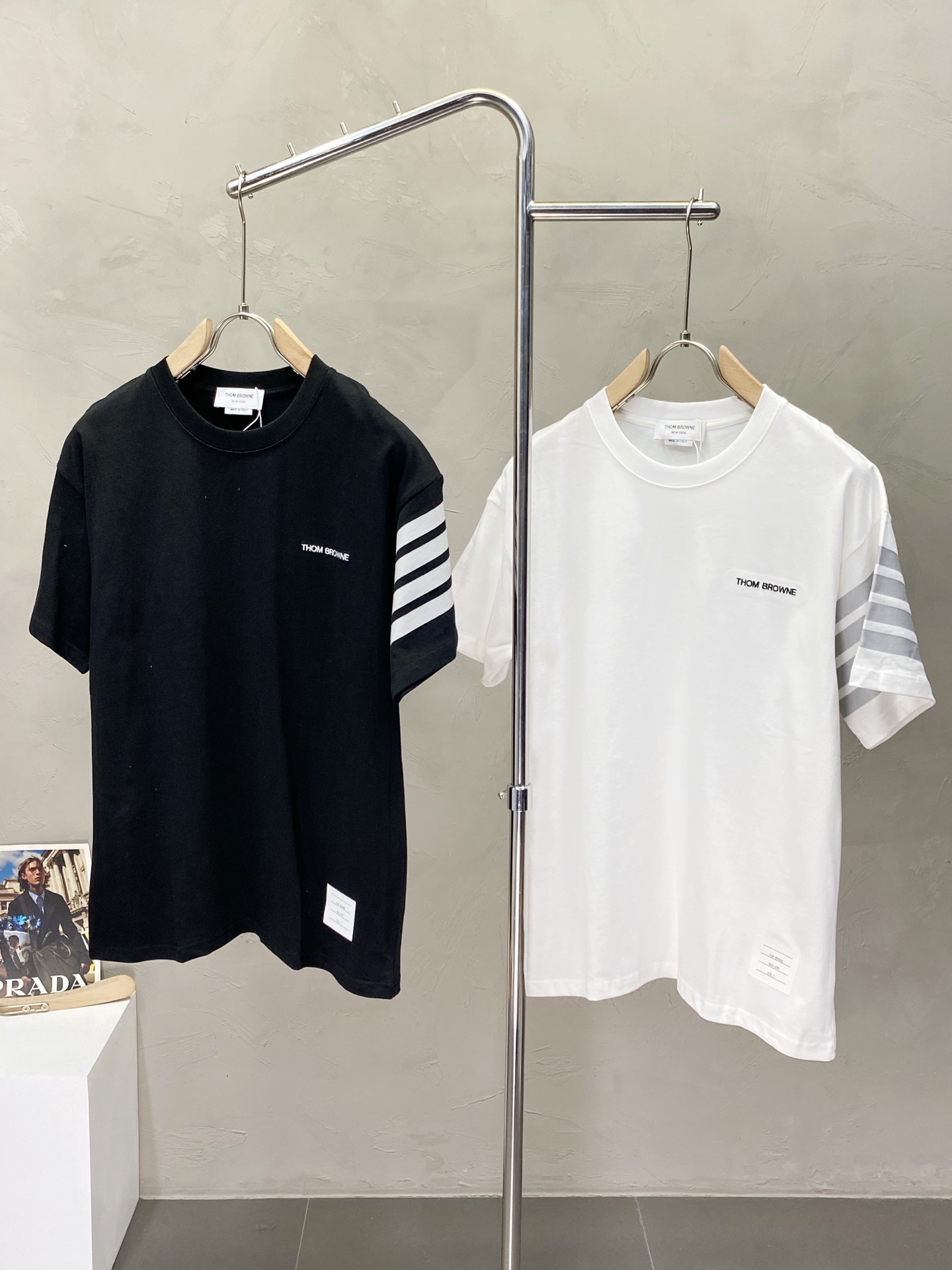 NO:150192,.Thom Browne Tom Brown exclusively offers new original single men's casual short sleeves, high-end customization, high-end version, fashionable and versatile imported fabric, super soft and delicate, skin-friendly and comfortable to wear, high-end boutique, OEM, fine-made top body, very good, men's essential items, three standards, S-2XL,,thom browne, T-shirt, alexander wang19860909.Thom Browne汤姆布朗独家专供新款原单男士休闲短袖 高端定制 高端版本 时尚百搭爆款进口面料 手感超柔软细腻 穿着亲肤舒适 高端精品 代工厂精细做上身非常赞 男士必备单品 三标齐全 码数S-2XL,,thom browne,T-shirt,alexander wang,Men's clothing