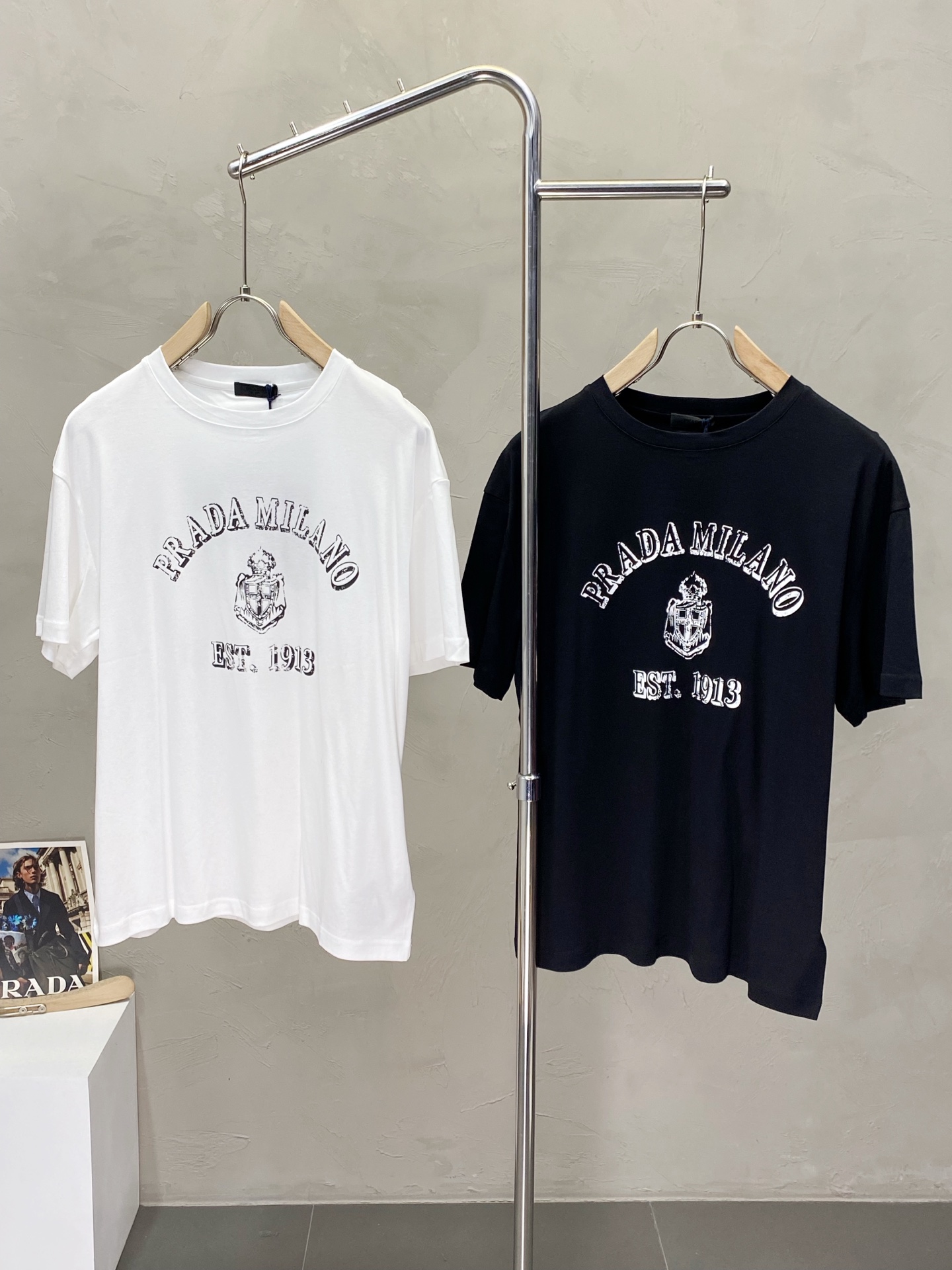 NO:150217,.Prada exclusively offers new original single men's casual short sleeves, high-end customization, high-end version, fashionable and versatile imported fabric, super soft and delicate, skin-friendly and comfortable to wear, high-end boutique, OEM, fine production, very good for the upper body, men's essential items, three standards, M-3XL,,prada,prada,T-shirt,alexander wang19860909.Prada普拉达独家专供新款原单男士休闲短袖 高端定制 高端版本 时尚百搭爆款进口面料 手感超柔软细腻 穿着亲肤舒适 高端精品 代工厂精细做上身非常赞 男士必备单品 三标齐全 码数M-3XL,,prada,prada,T-shirt,alexander wang,Men's clothing