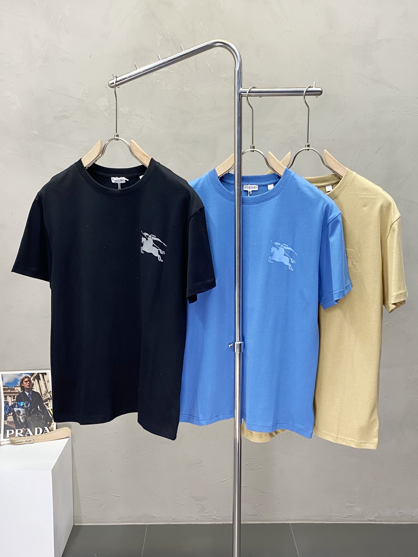 NO:153191,.Burberry Burberry exclusively offers new original single men's casual short sleeves, high-end customization, high-end version, fashionable and versatile imported fabric, super soft and delicate, skin-friendly and comfortable to wear, high-end boutique, OEM, fine production, very good for the upper body, men's essential items, complete three standards, M-3XL,,burberry,burberry,T-shirt,alexander wang19860909.Burberry巴宝莉独家专供新款原单男士休闲短袖 高端定制 高版本 时尚百搭爆款进口面料 手感超柔软细腻 穿着亲肤舒适 高端精品 代工厂精细做上身非常赞 男士必备单品 三标齐全 码数M-3XL,,burberry,burberry,T-shirt,alexander wang,Men's clothing