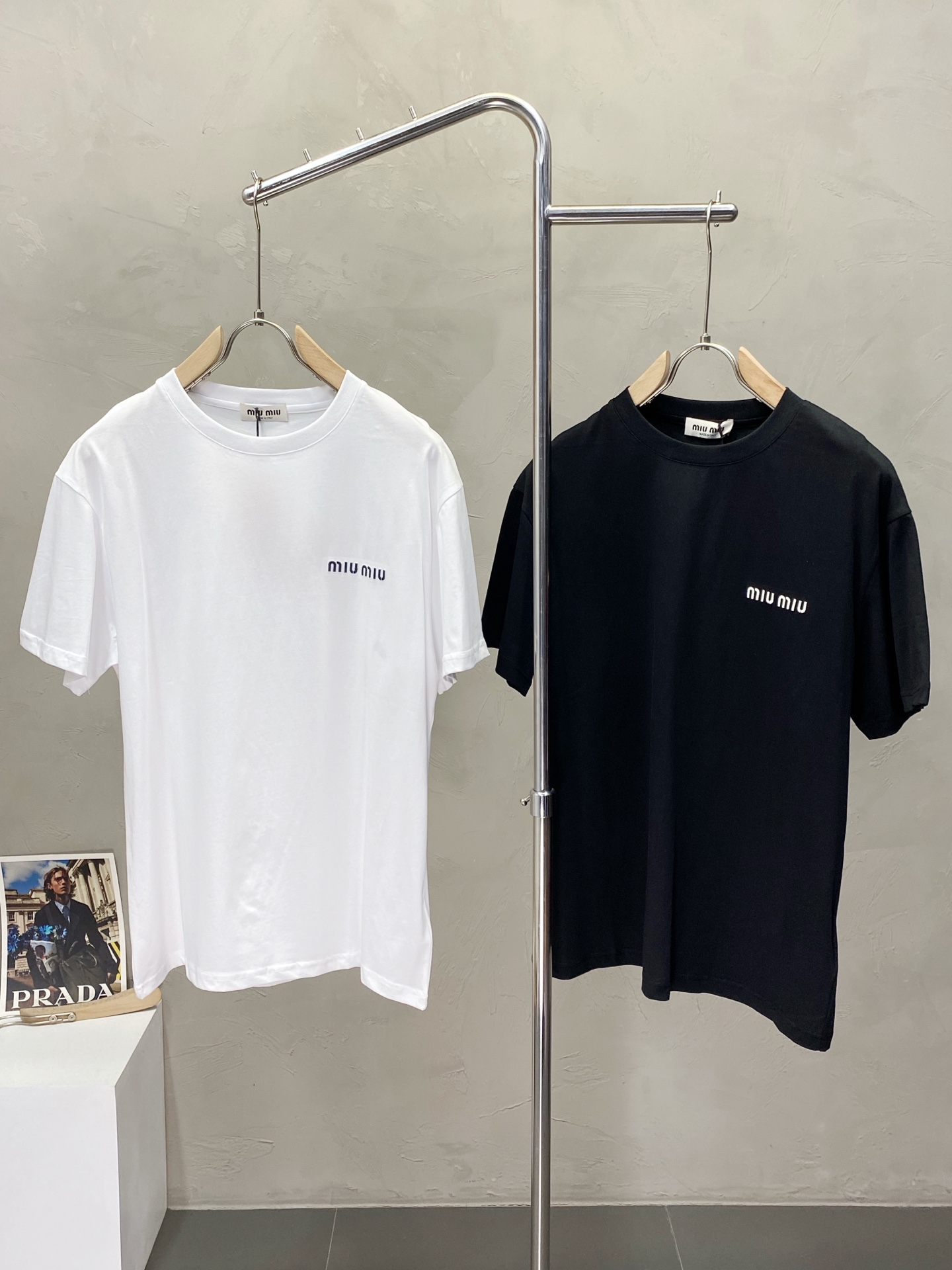 NO:155970,.Miumiu Miumiu exclusively supplies new original single men's casual short sleeves, high-end customization, high-end version, fashionable and versatile imported fabric, super soft and delicate, skin-friendly and comfortable to wear, high-end boutique, OEM factory made the top body very good, men's essential items, three standards, code M-3XL,,miumiu, T-shirt, alexander wang19860909.Miumiu缪缪独家专供新款原单男士休闲短袖 高端定制 高版本 时尚百搭爆款进口面料 手感超柔软细腻 穿着亲肤舒适 高端精品 代工厂精细做上身非常赞 男士必备单品 三标齐全 码数M-3XL,,miumiu,T-shirt,alexander wang,Men's clothing